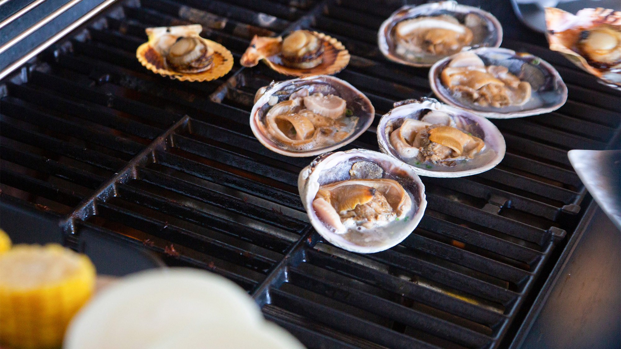 ・【BBQ・海鮮】玉ねぎとコーンもお楽しみいただけます。新鮮な海の幸との組み合わせ抜群です。