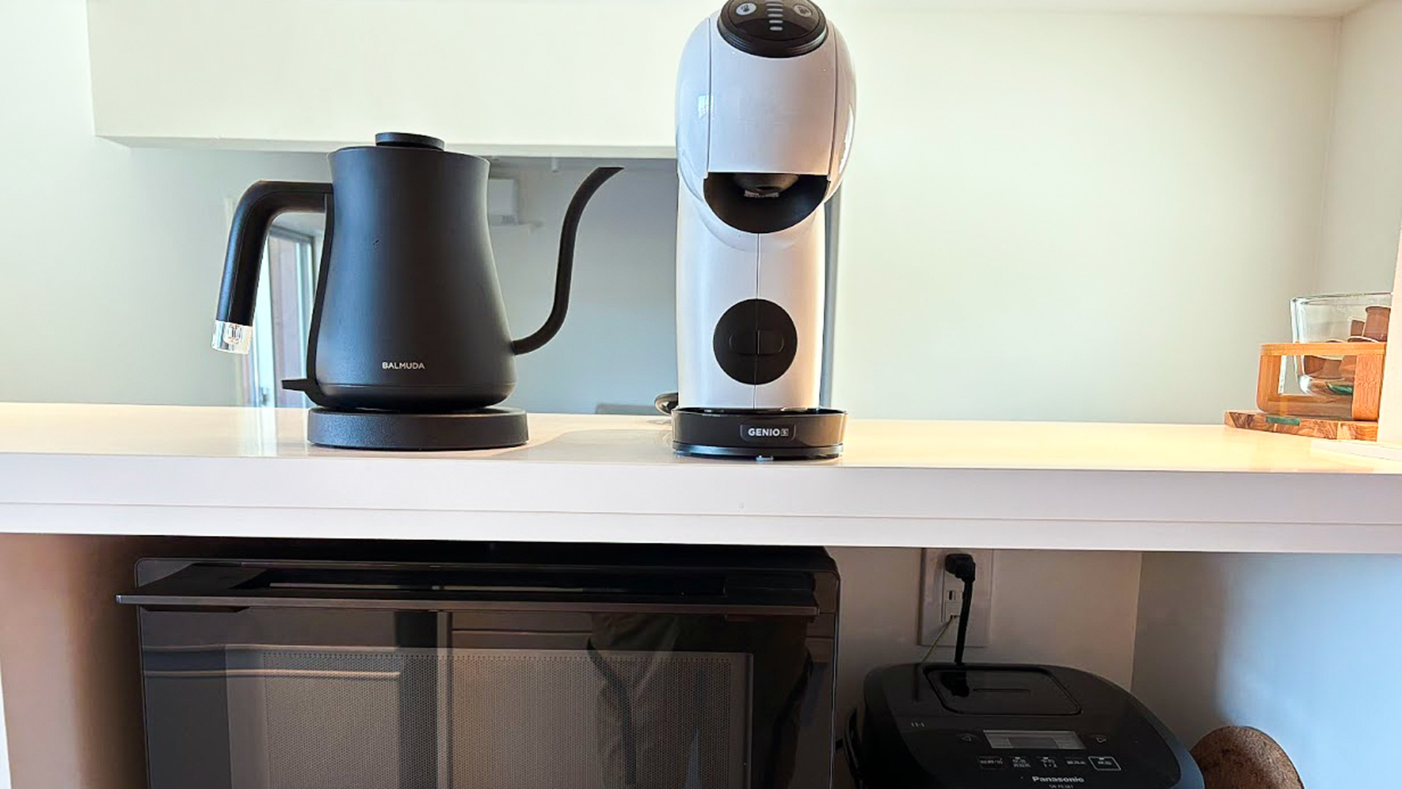 ・【キッチン】電気ケトルやコーヒーメーカーでティータイムをお楽しみいただけます