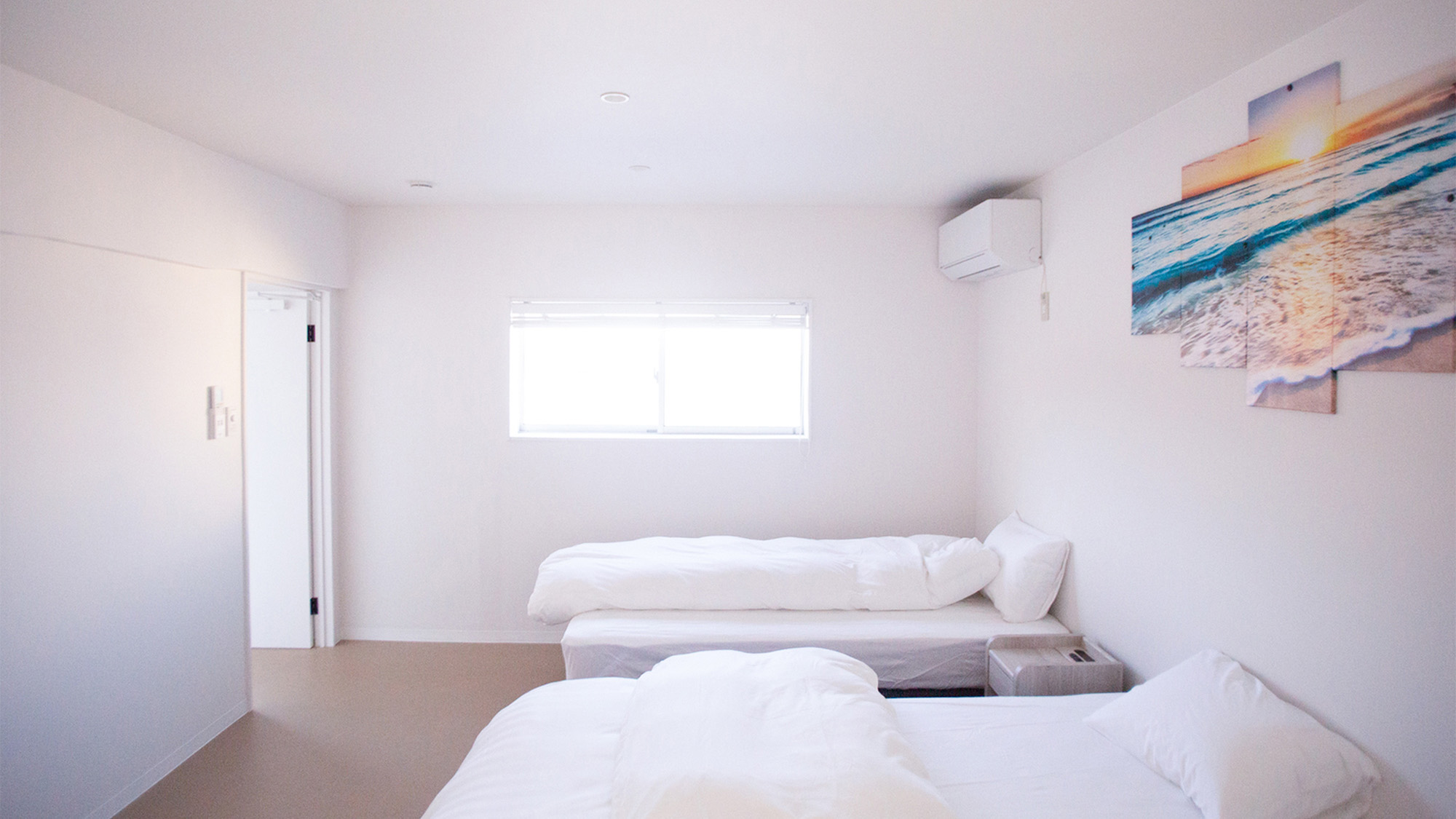 ・【洋室１】ベッド周りは広々とした空間です。荷物の整理や移動もスムーズにできます！