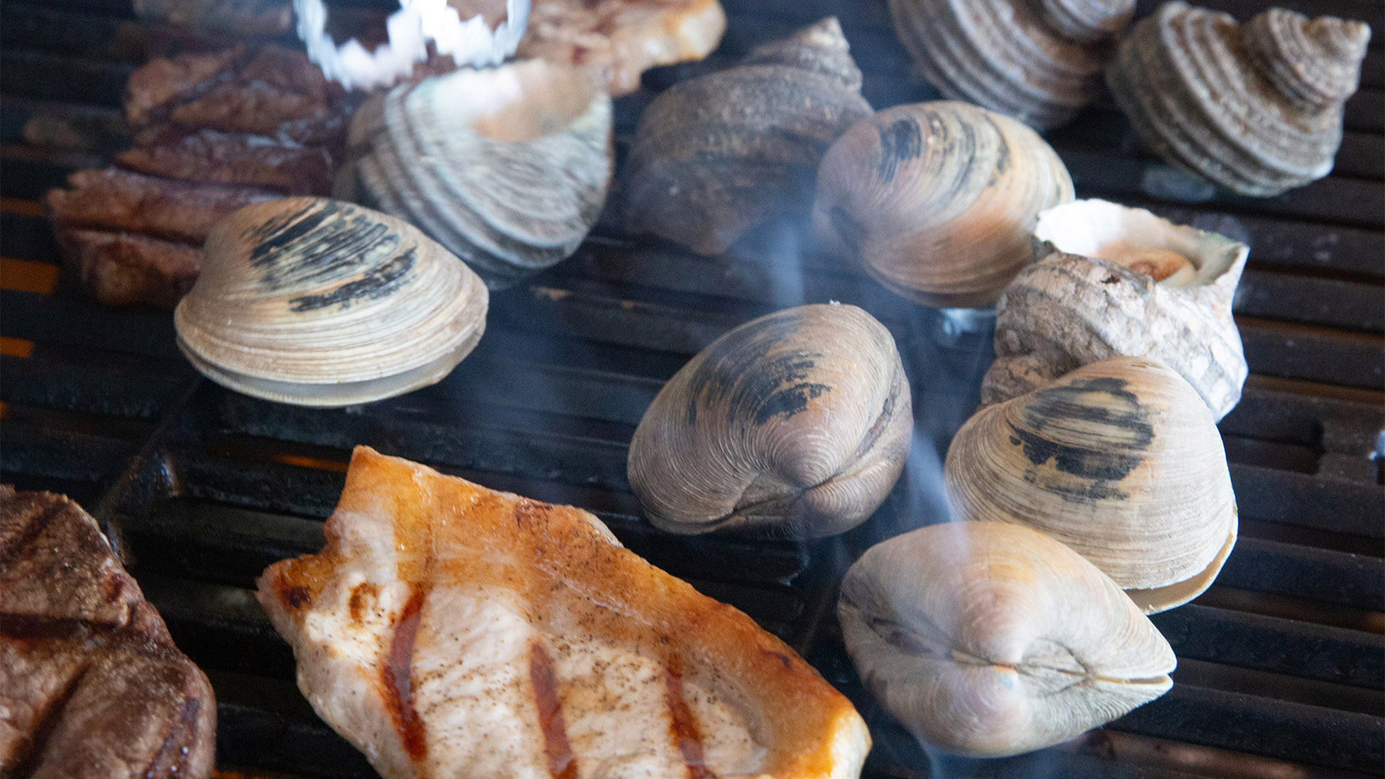 ・【BBQ】お肉と海鮮でみんなでワイワイ楽しめる！併設する新島水産では食材を追加で購入できます。