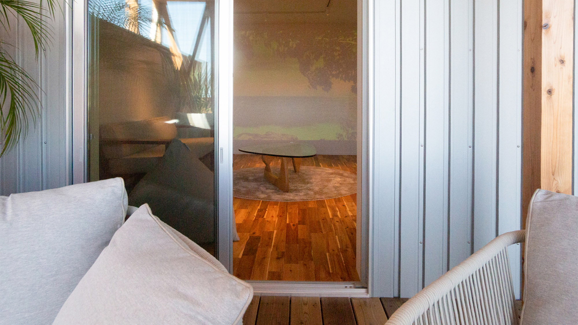 ・【テラス】テラスのソファからはリビングの様子が見渡せるので、お子様の見守りも安心です。