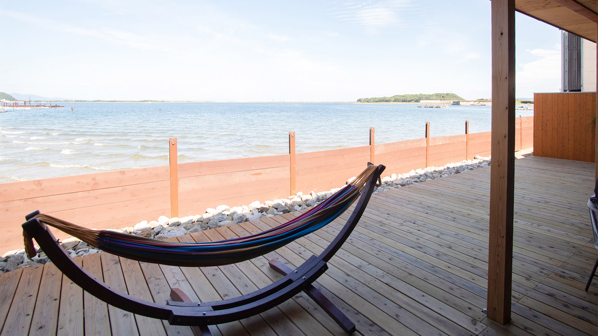 ・【テラス】ゆったりくつろげるハンモックを完備！開放的な空間でリラックスしていただけます。
