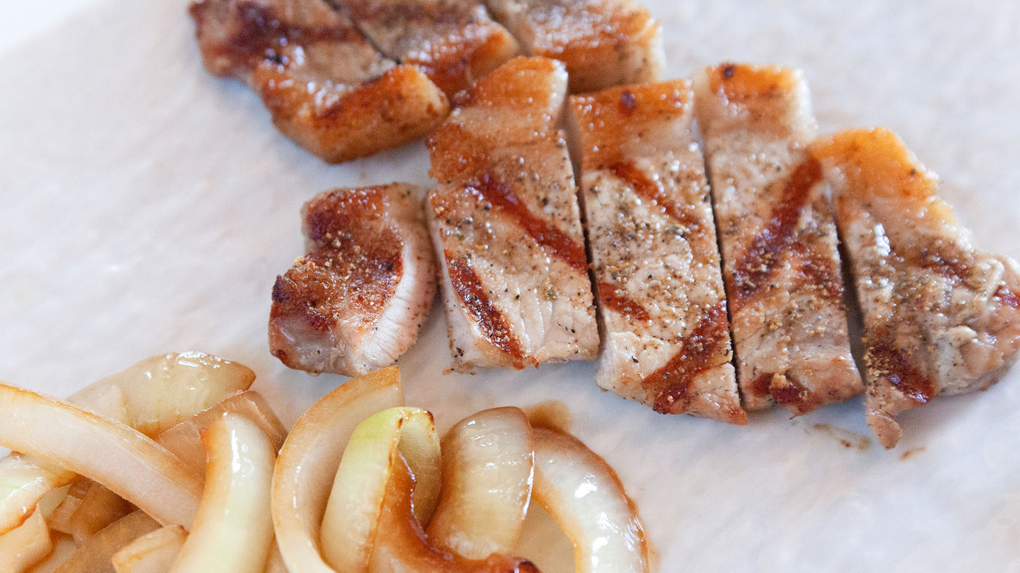 ・【BBQ・肉】みんなで焼きたてのお肉をシェア♪ 美味しいお肉が、会話をさらに盛り上げます。