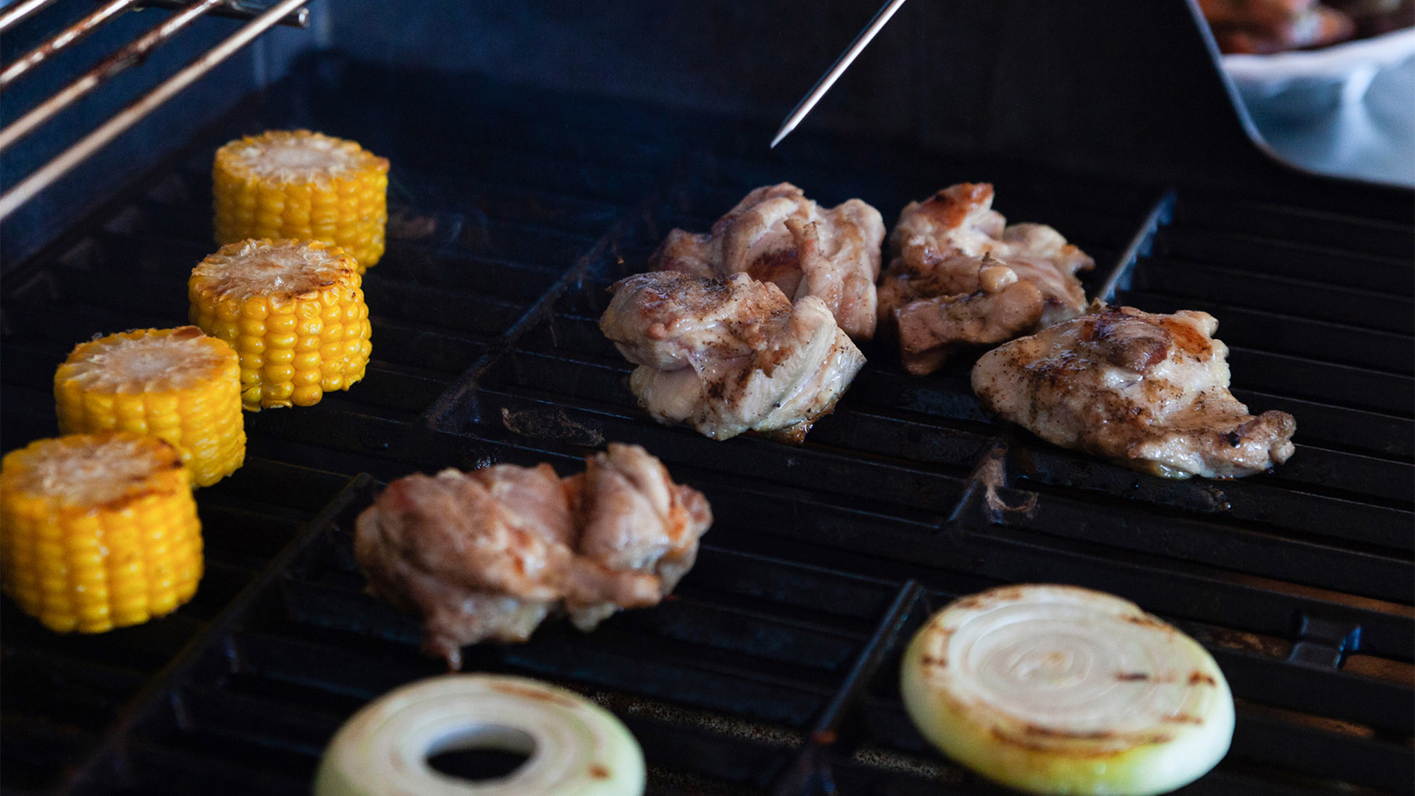 ・【BBQ・肉】肉コースでは玉ねぎとコーンもお楽しみいただけます。お肉との相性抜群です！