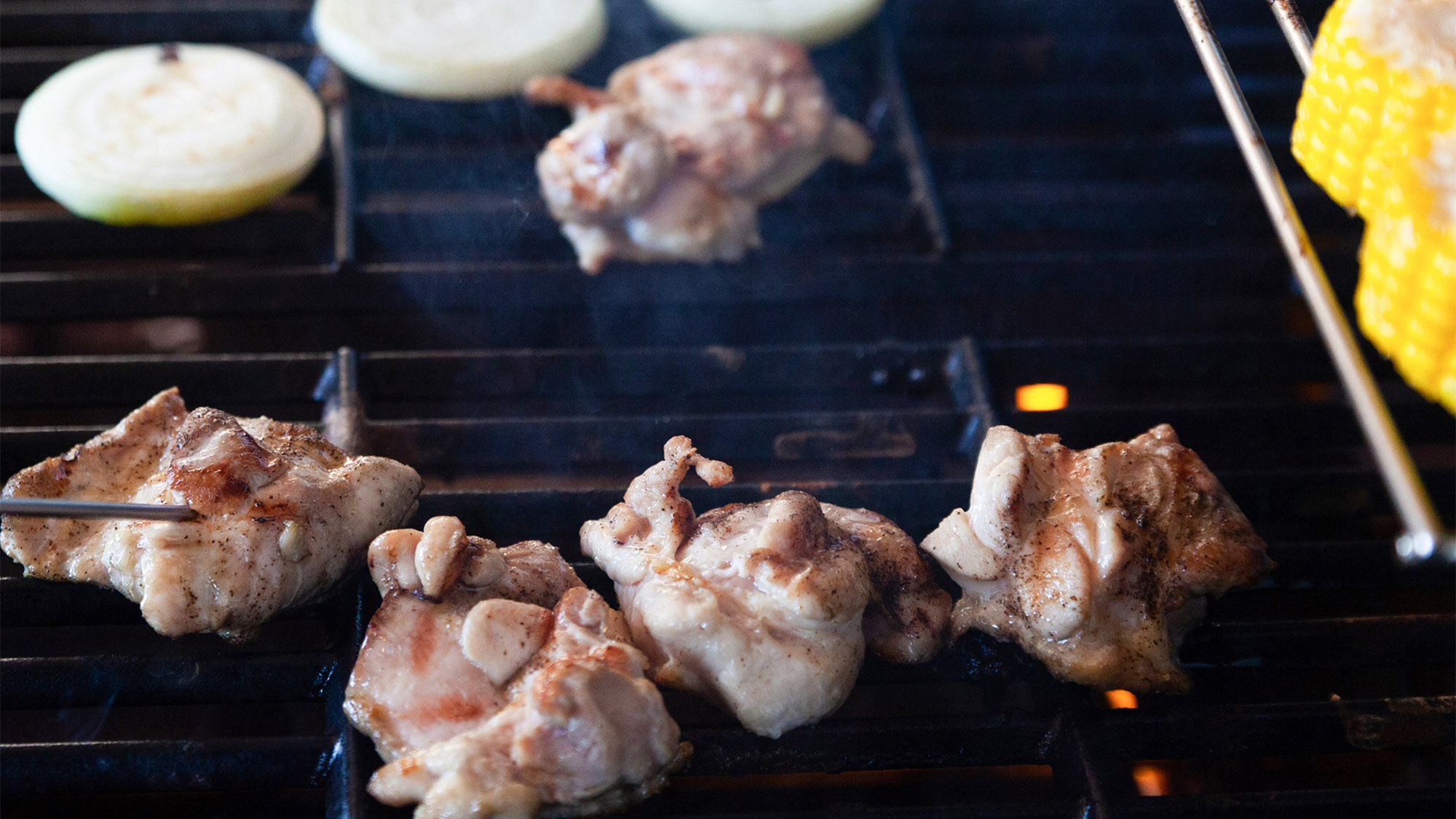 ・【BBQ・肉】プリッと食感の鳥モモ肉は、お子様にも大人気。手軽に美味しく楽しめるBBQの定番です。