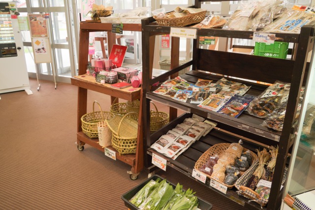 【売店】ここでしか出会えない地元の商品が並びます