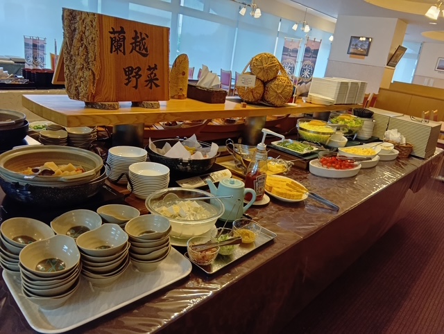 日本一のらんこし米にたくさんのご飯のお供、具材を選べるお味噌汁、料理長手作りの煮物などをお愉しみください