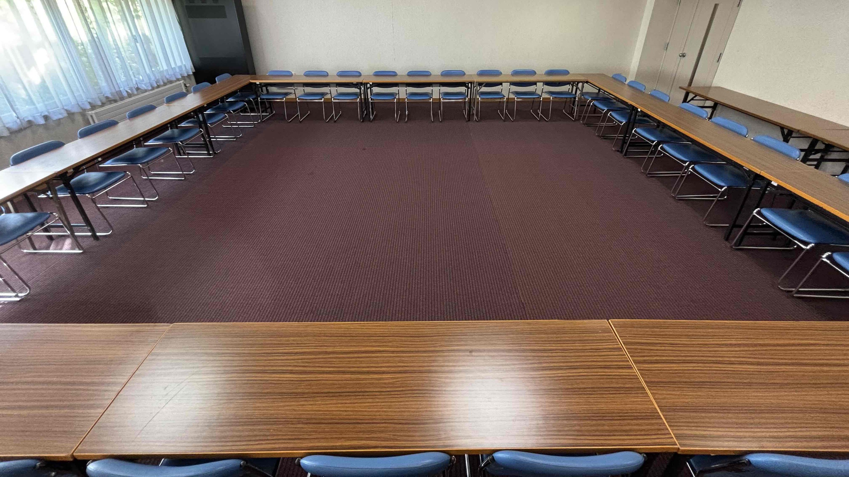 【会議室】ちょっとしたお打ち合わせやミーティングに。