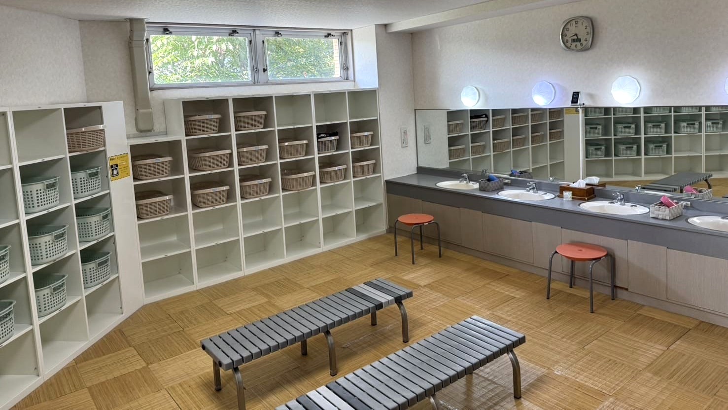 【大浴場・脱衣場】ゆったりとしたスペースでお着替えを