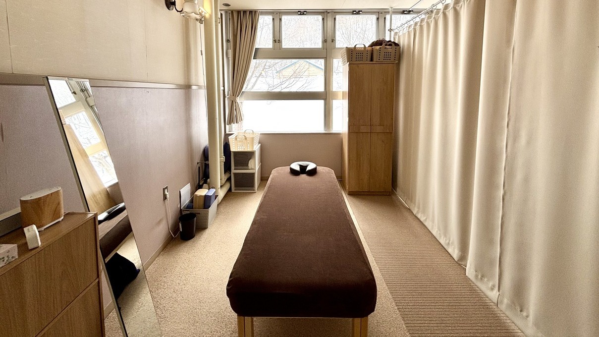 【リラクゼーションコーナー】旅の疲れや日々のコリを、丁寧にやさしくほぐします。（予約制）