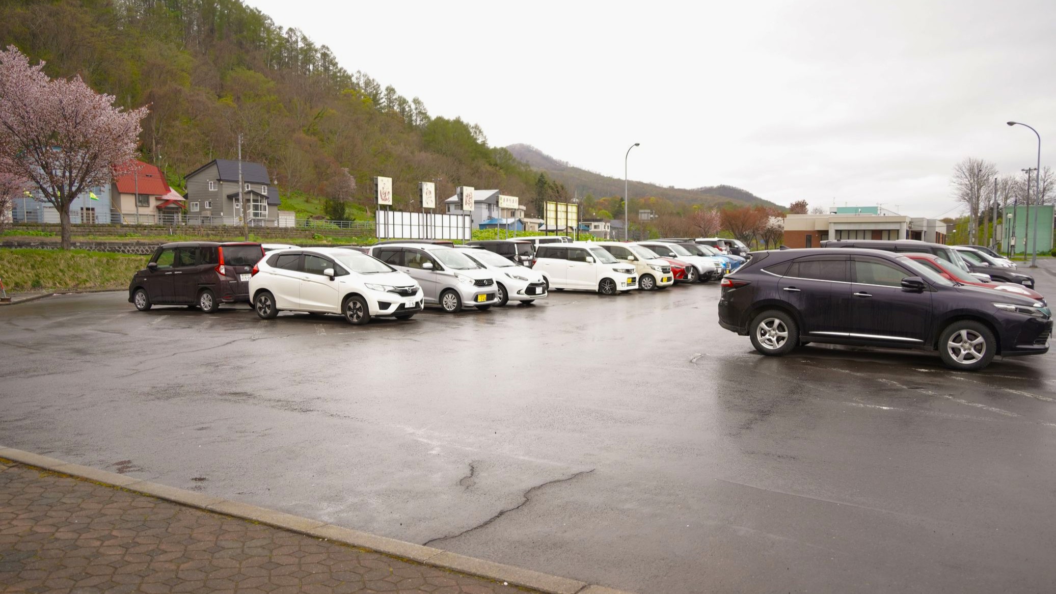 【駐車場】約６５台駐車可能、大型バスも停められます（※要予約）