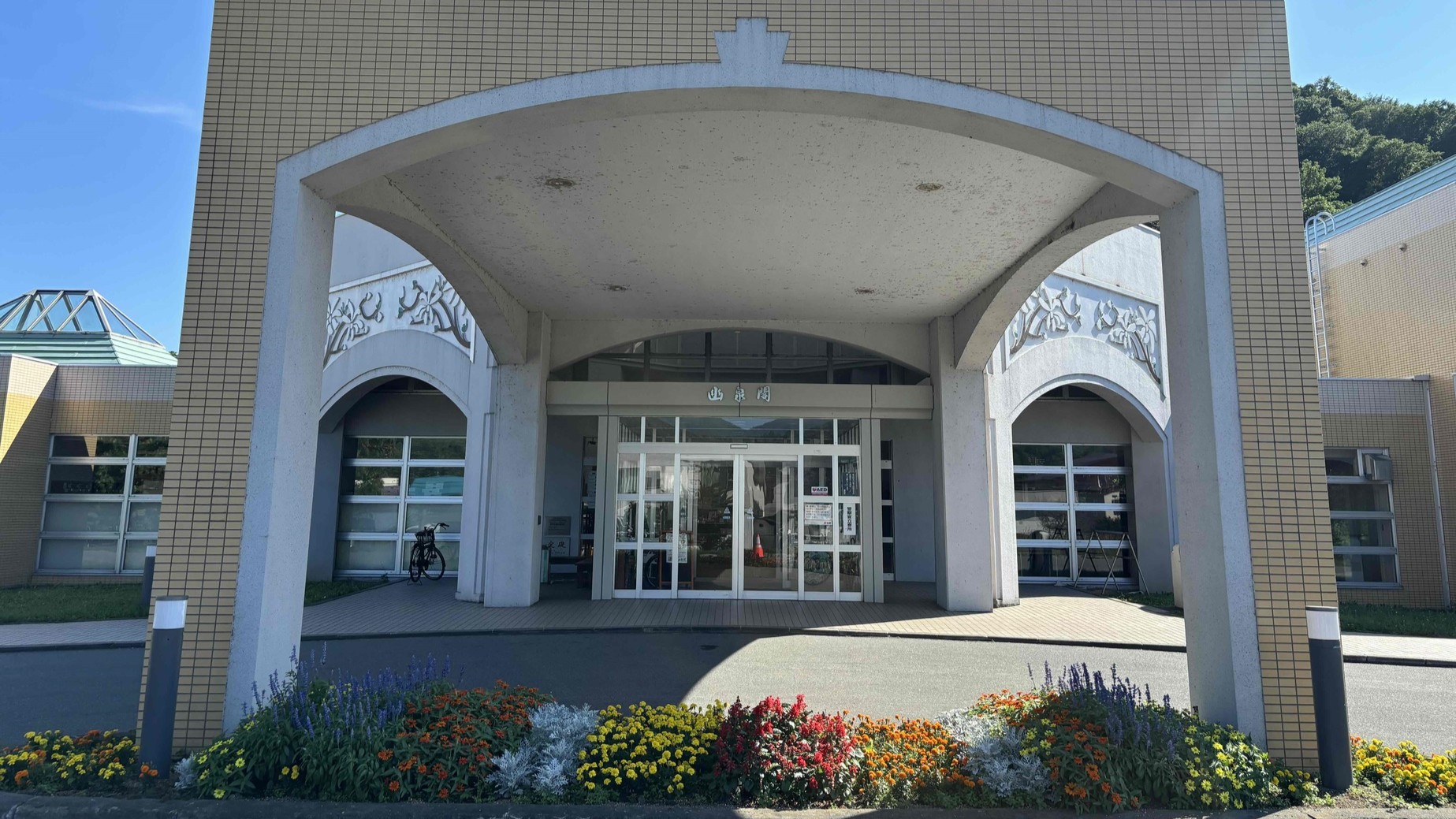 【外観】やわらかな陽射しに包まれたエントランス