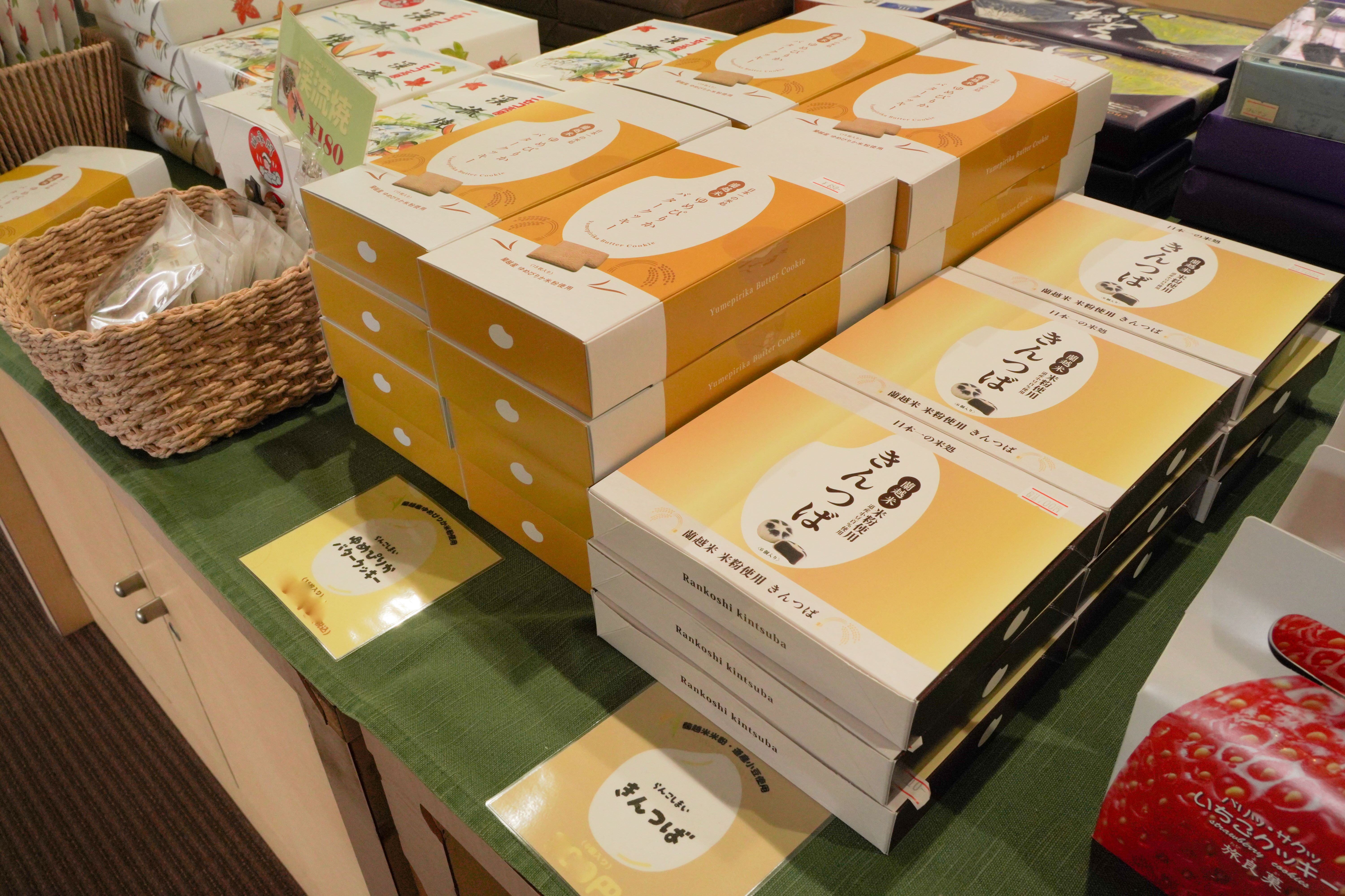【売店】らんこし米を使用したゆめぴりかクッキーも大人気