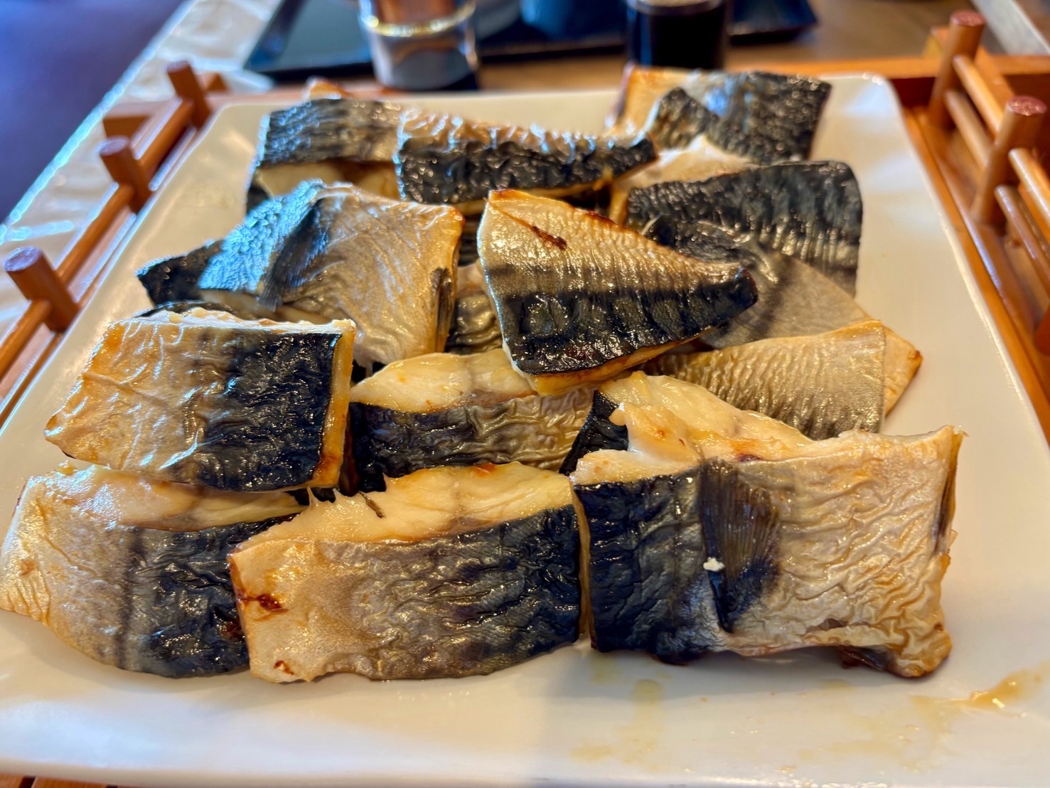 【朝食】日替わりで鮭、サバ、ほっけなどの焼き魚が登場。脂がのった香ばしい一切れは、ご飯との相性抜群！