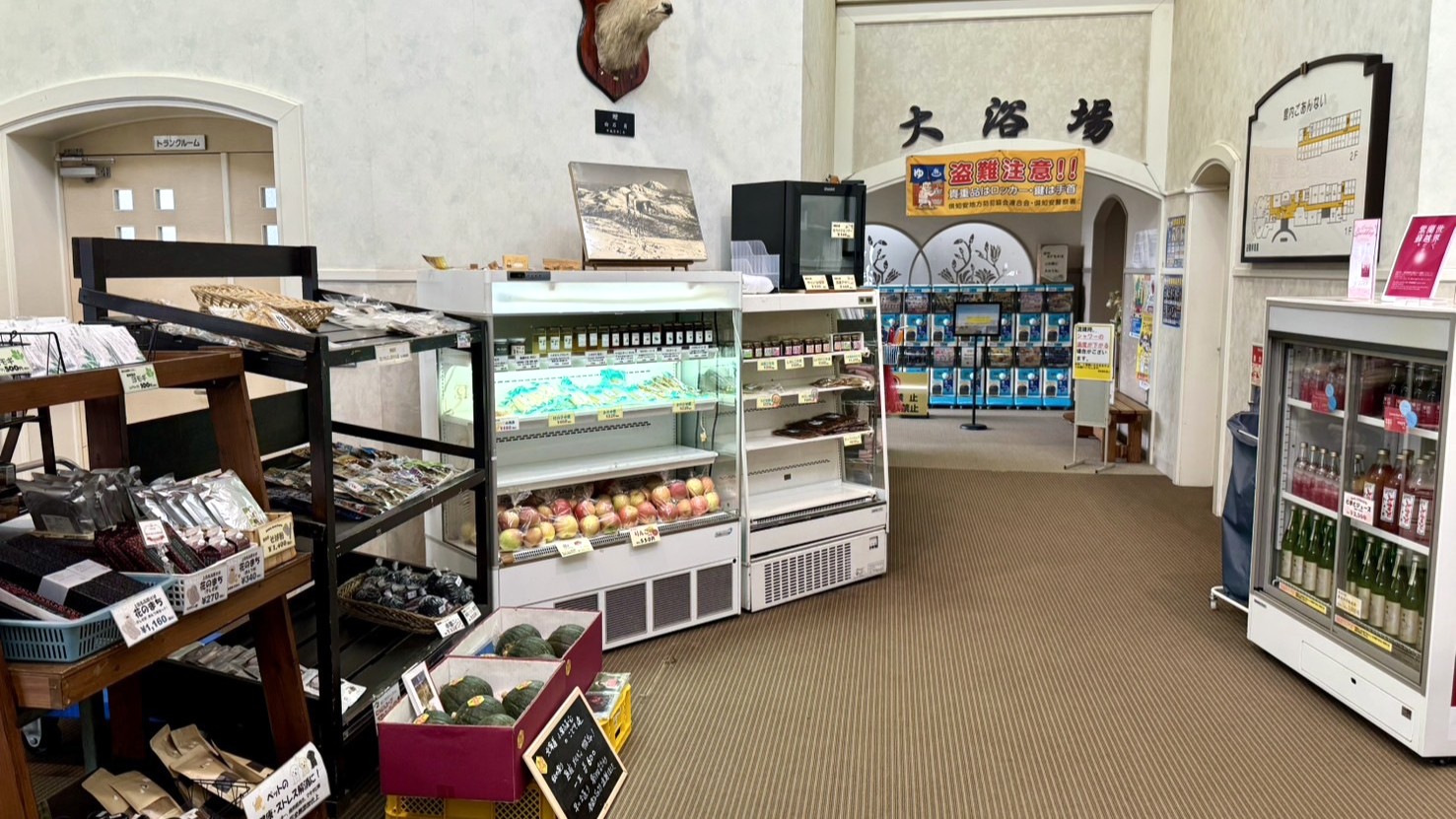 【ロビー】地元の恵みが集う、小さなふれあい市場。お風呂の前にちょっとお買い物。