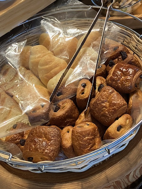 【朝食】数種類の焼きたてのパンをご用意