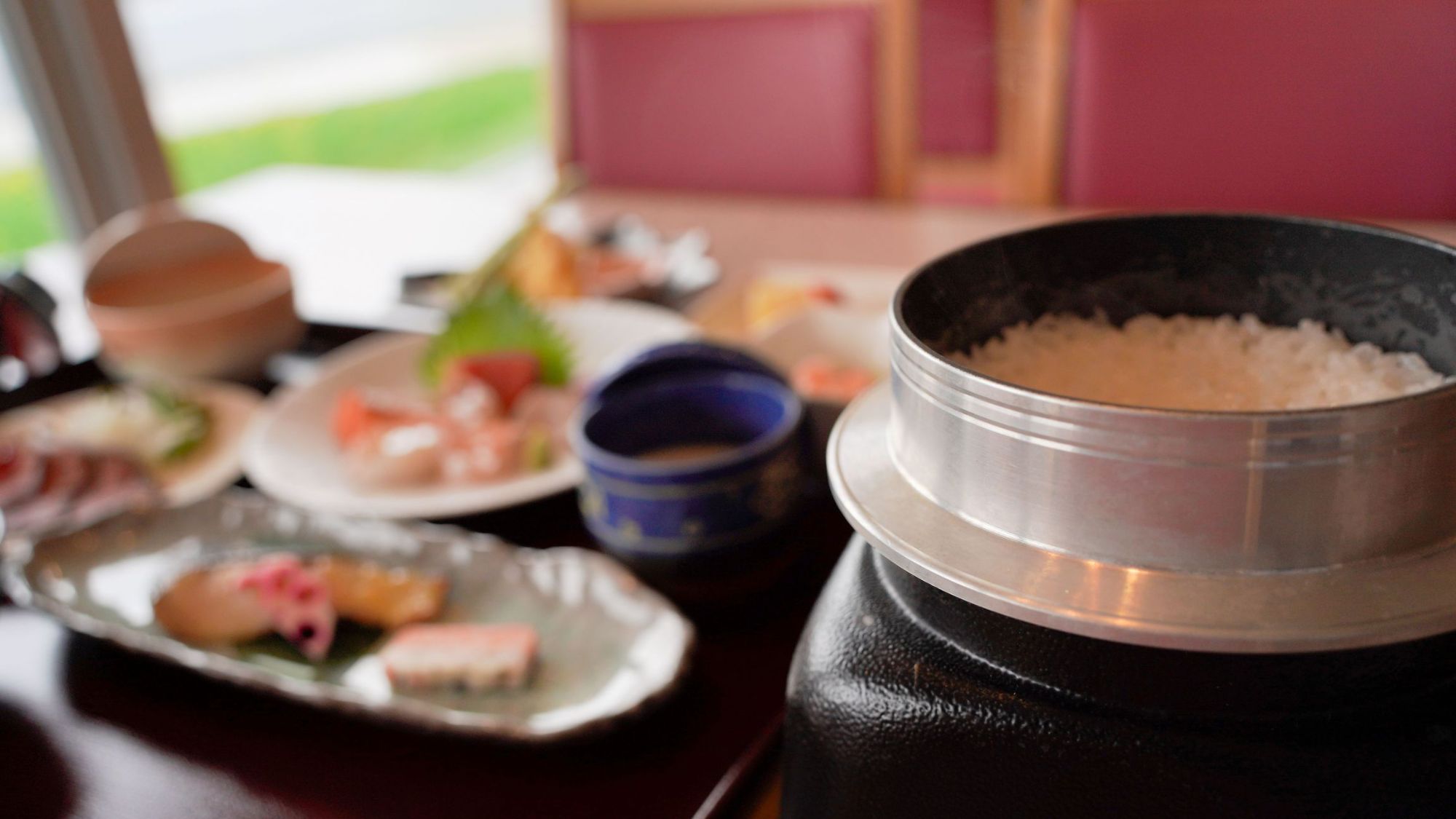 【夕食和食膳】（一例）一人ひとりのために炊き上げる、らんこし米「ゆめぴりか」の釜ご飯。