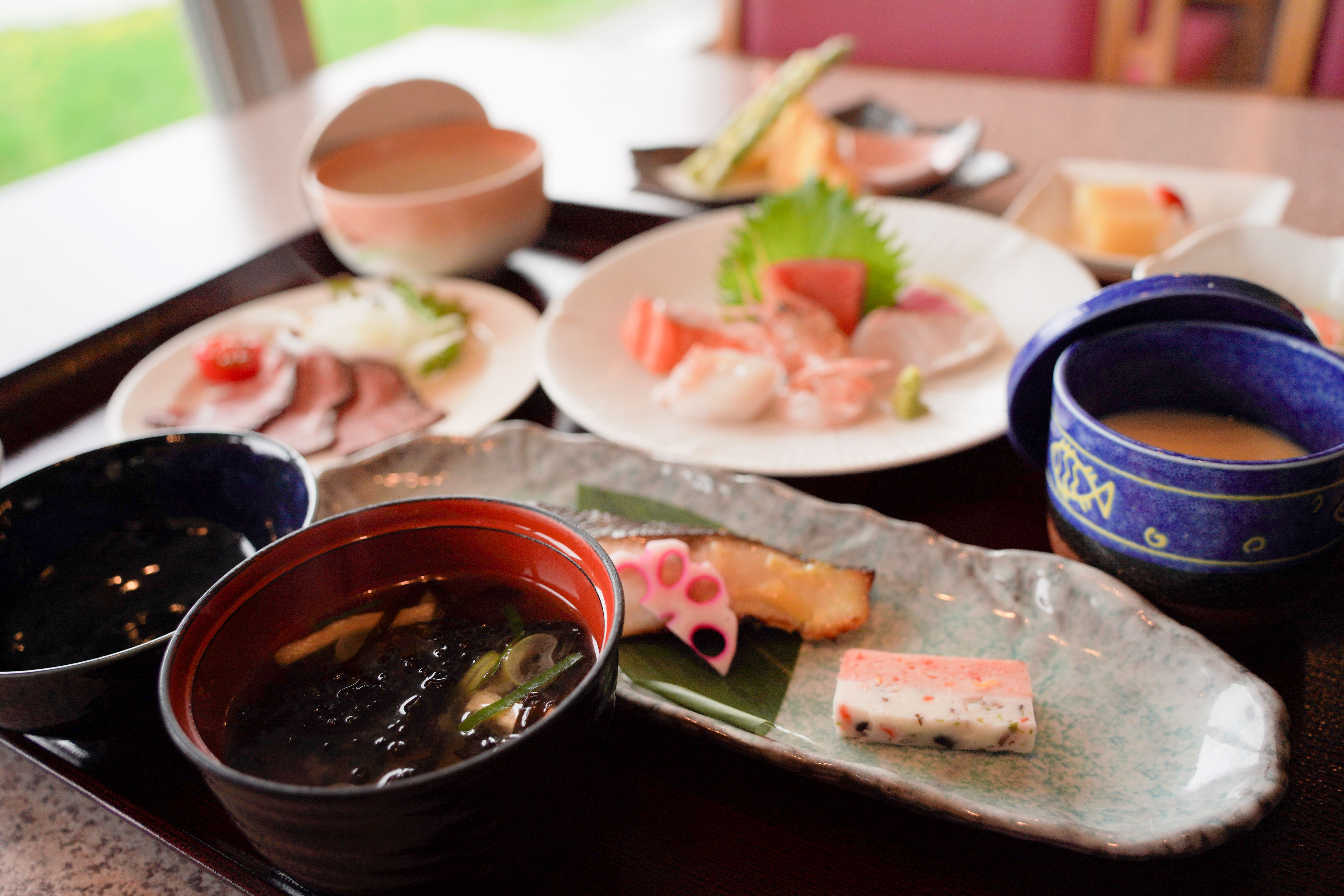 一人ひとりのために炊き上げる、蘭越町産「ゆめぴりか」の釜ご飯。 ふっくらつややかに立ち上る湯気と甘い香りは、炊き立てだからこそのごちそうです。 和食料理長が厳選した新鮮なお刺身、出汁の旨味が染み渡る茶碗蒸し、揚げたての天ぷらや焼き魚、彩り豊かな小鉢ととともに、季節の恵みを贅沢に味わえる和食膳をご用意しました。