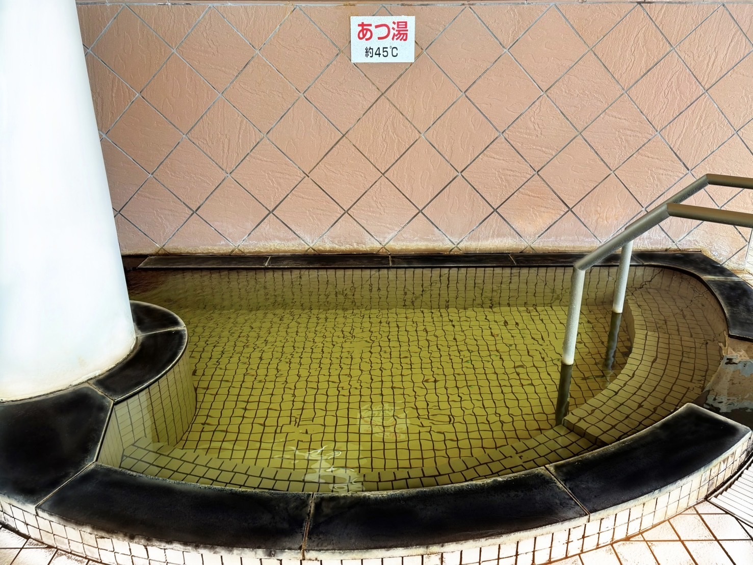 【温泉】あつ湯（４５℃）。源泉かけ流しです