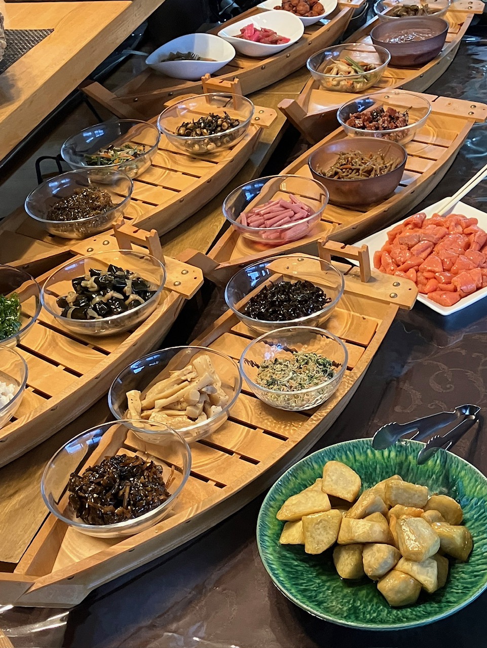 【朝食】約２０種類のごはんのお供がずらり。一口ごとに違う味わいが広がり気づけばおかわりが止まりません