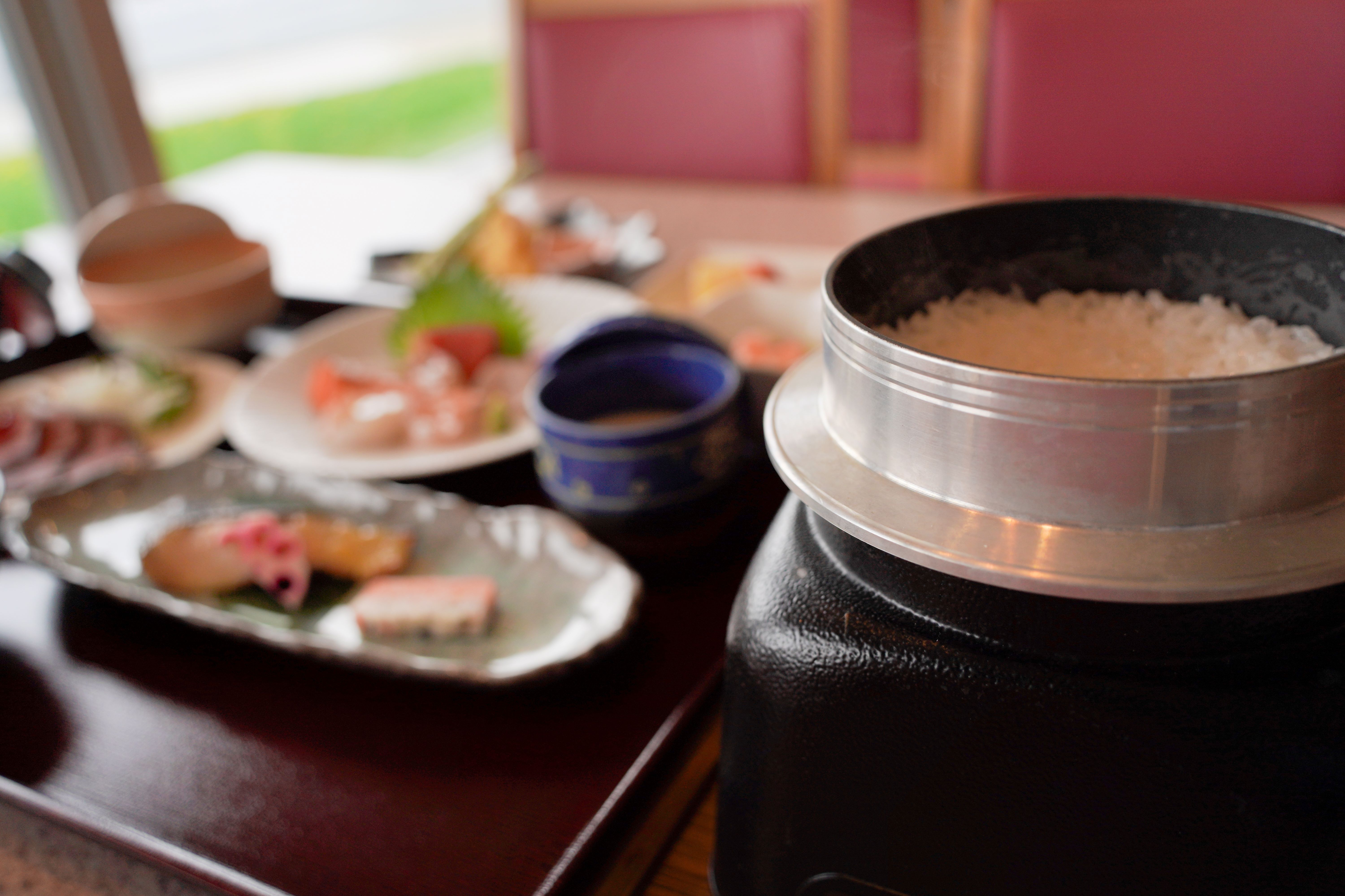 【夕食和食膳】（一例）一人ひとりのために炊き上げる、らんこし米「ゆめぴりか」の釜ご飯。