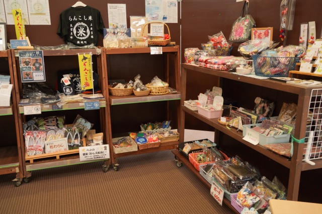 【売店】地元の方の工芸品も取り揃えております