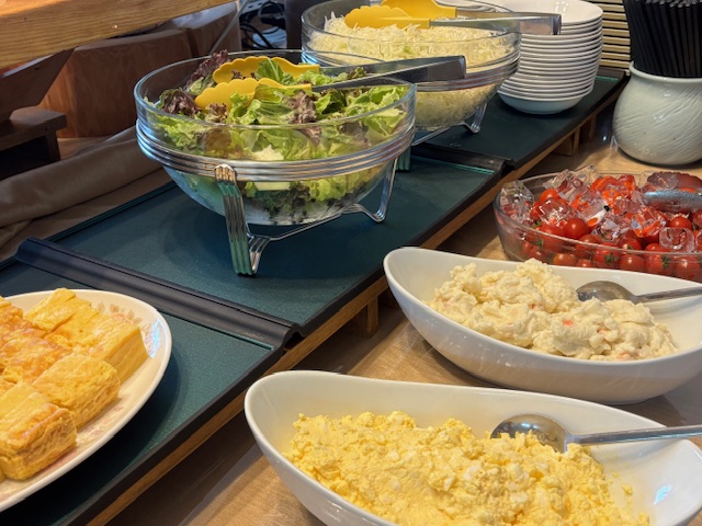 【朝食】地元野菜中心のサラダで一日のはじまりを