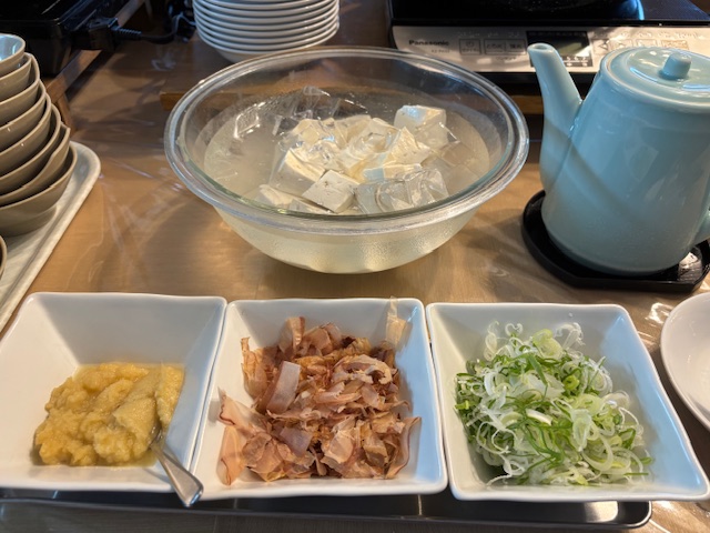 【朝食】1年を通して豆腐料理をご用意。夏はひんやり冷たい冷ややっこ、冬は湯気が立ちのぼる湯豆腐で