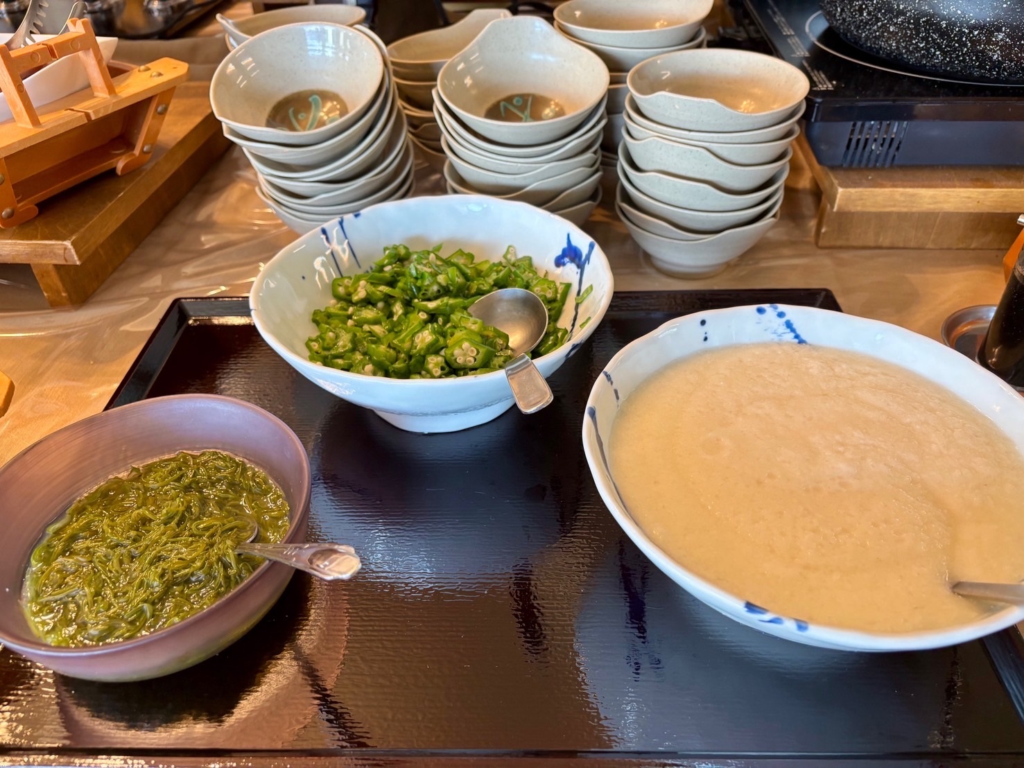 【朝食】ごはんのお供でとろろが人No.1。とろろ、めかぶ、オクラをそろえたネバネバコーナー