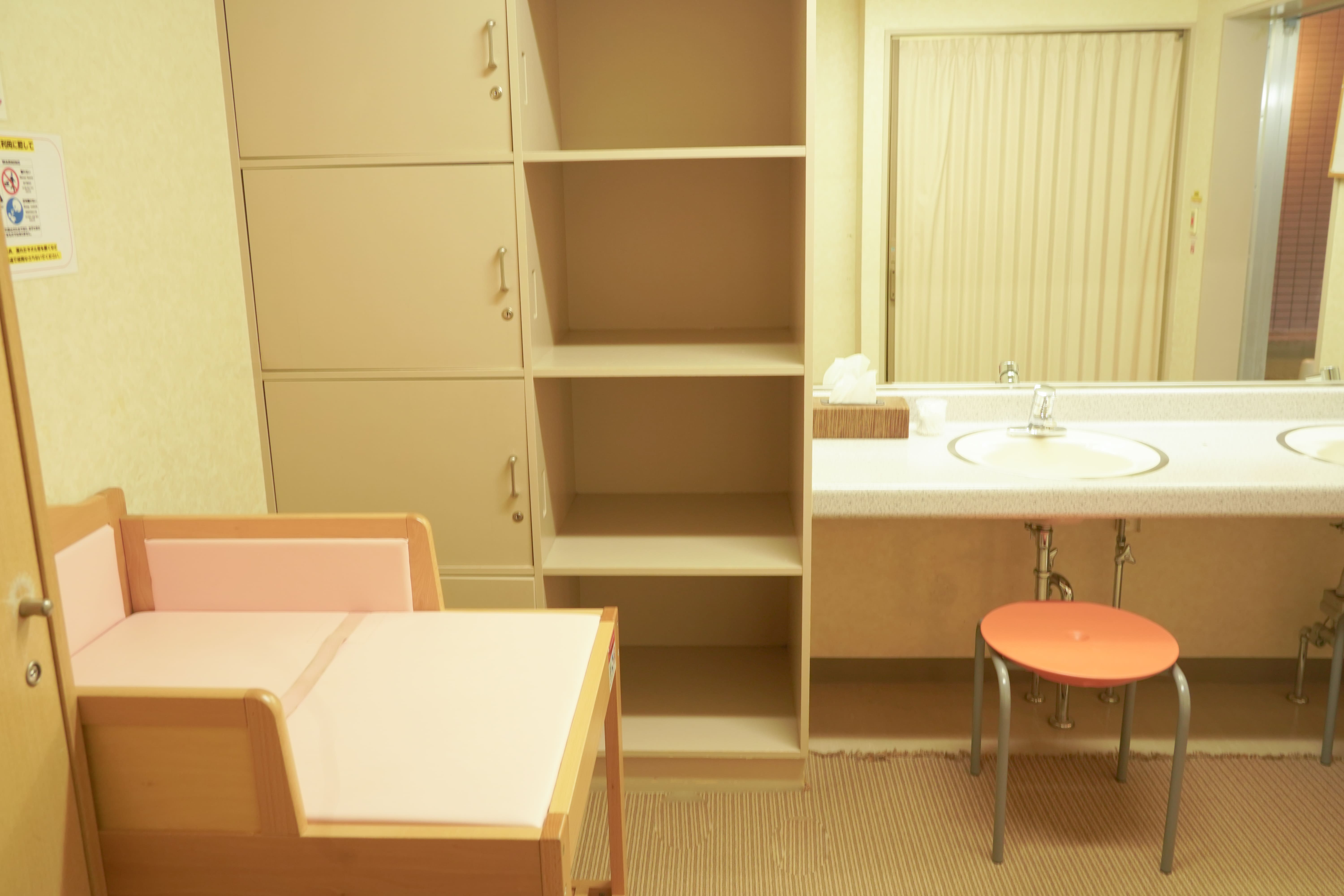【貸切風呂（家族風呂）】バリアフリーの脱衣場には、ベビーベッドもご用意しております。