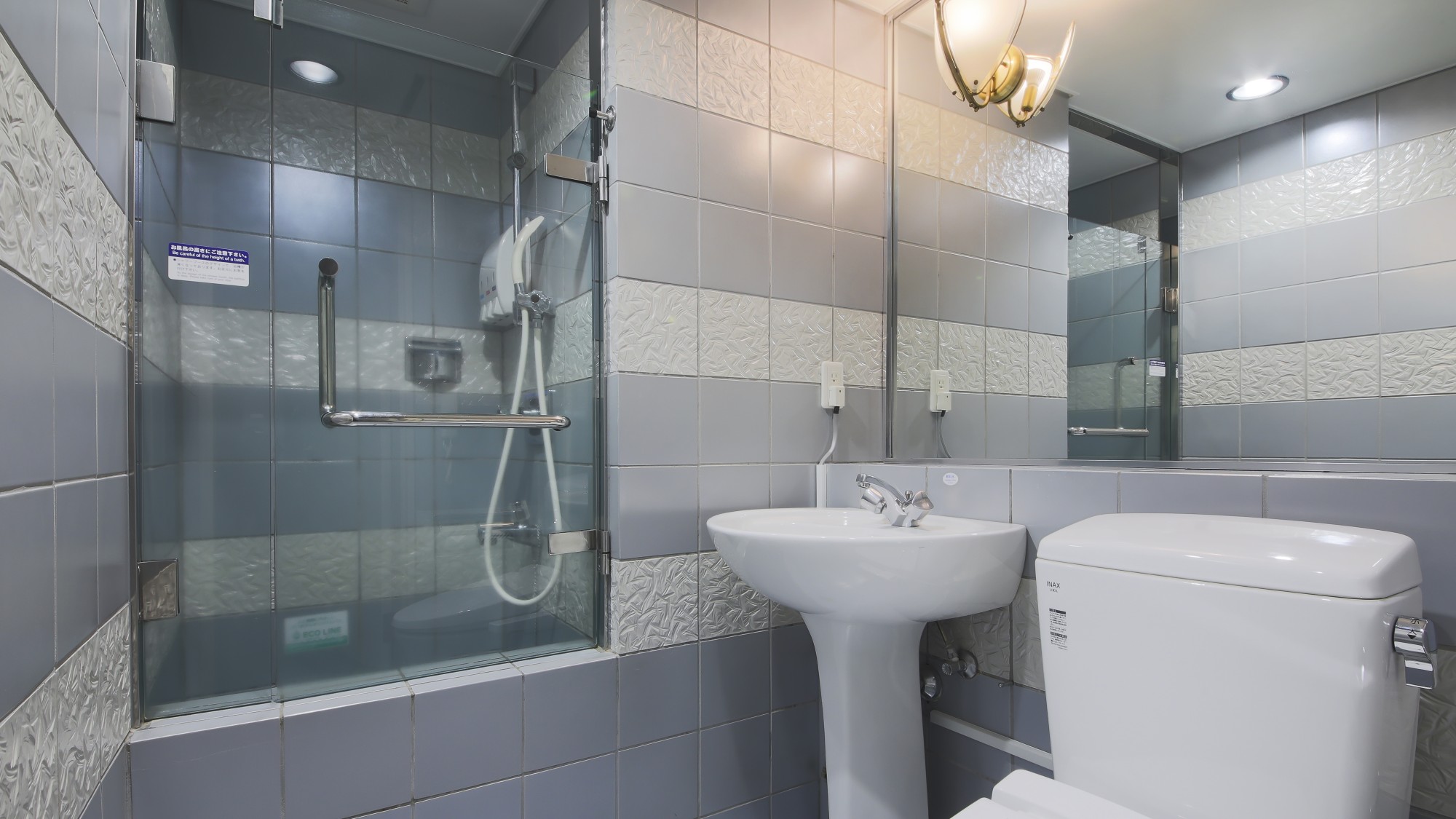  浴室は全客室シャワーブース・温水洗浄付きトイレ・洗面台となっております ※バスタブはございません