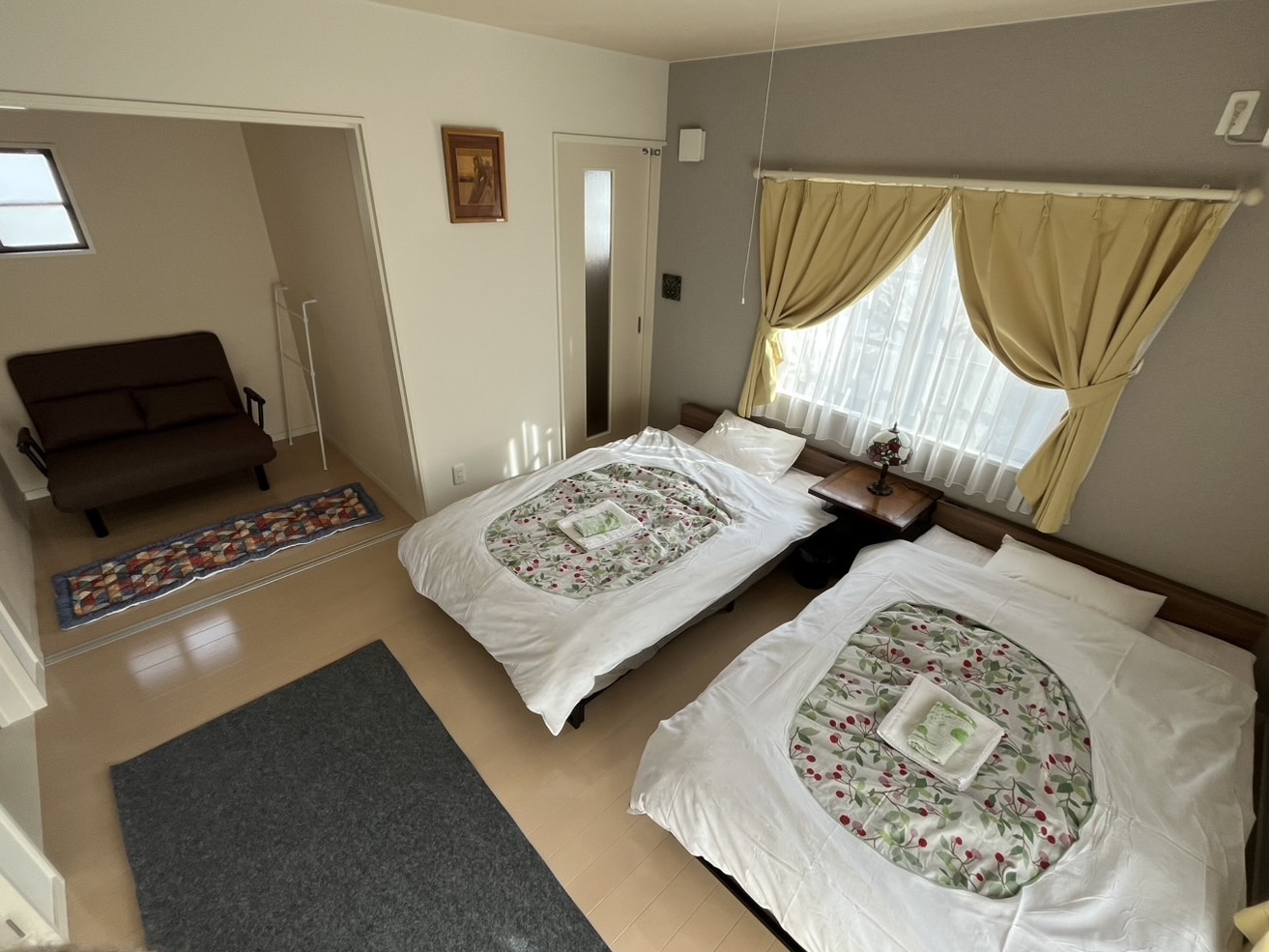 洋室10畳+インナーテラス2畳のゆったりとお寛ぎ頂けるお部屋です。セミダブルベッド2台とエキストラベッドになります。2名様〜3名様でご利用頂けます。