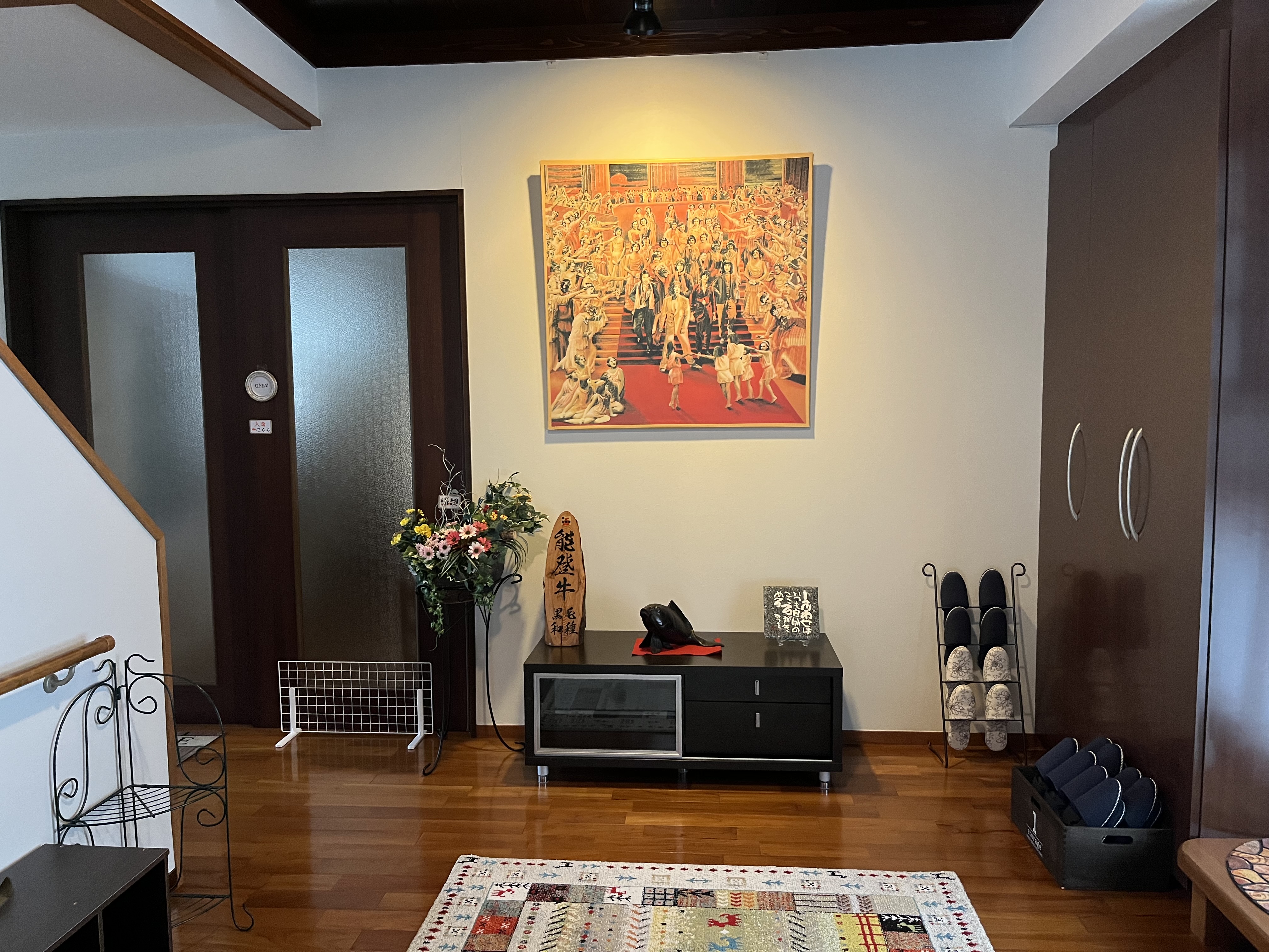 外玄関を入り、扉を開けると本玄関になります。広い空間とアートでお迎えします。