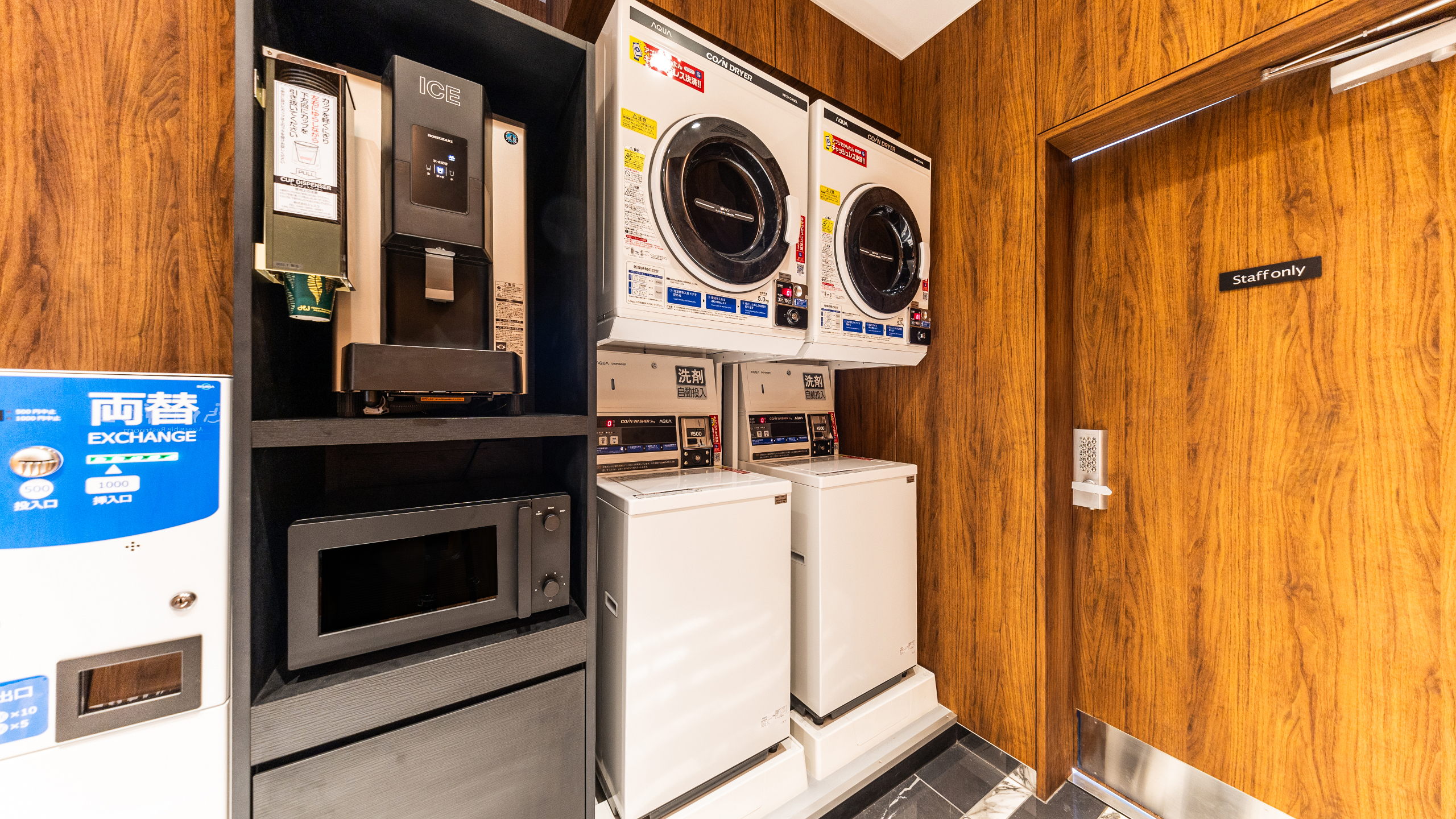 コインランドリー・製氷機・電子レンジを1階に設置しております。