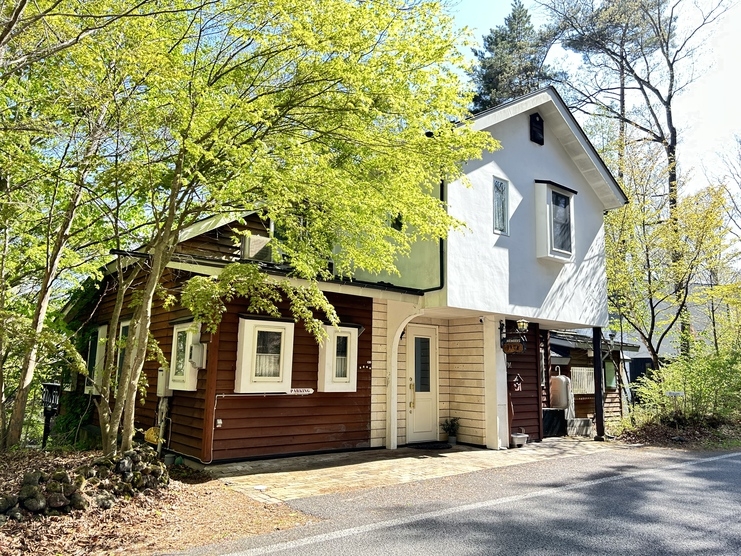 西軽井沢の森に包まれた欧風ヴィラを貸切　2人から最大６人　屋外テラスでBBQ可能