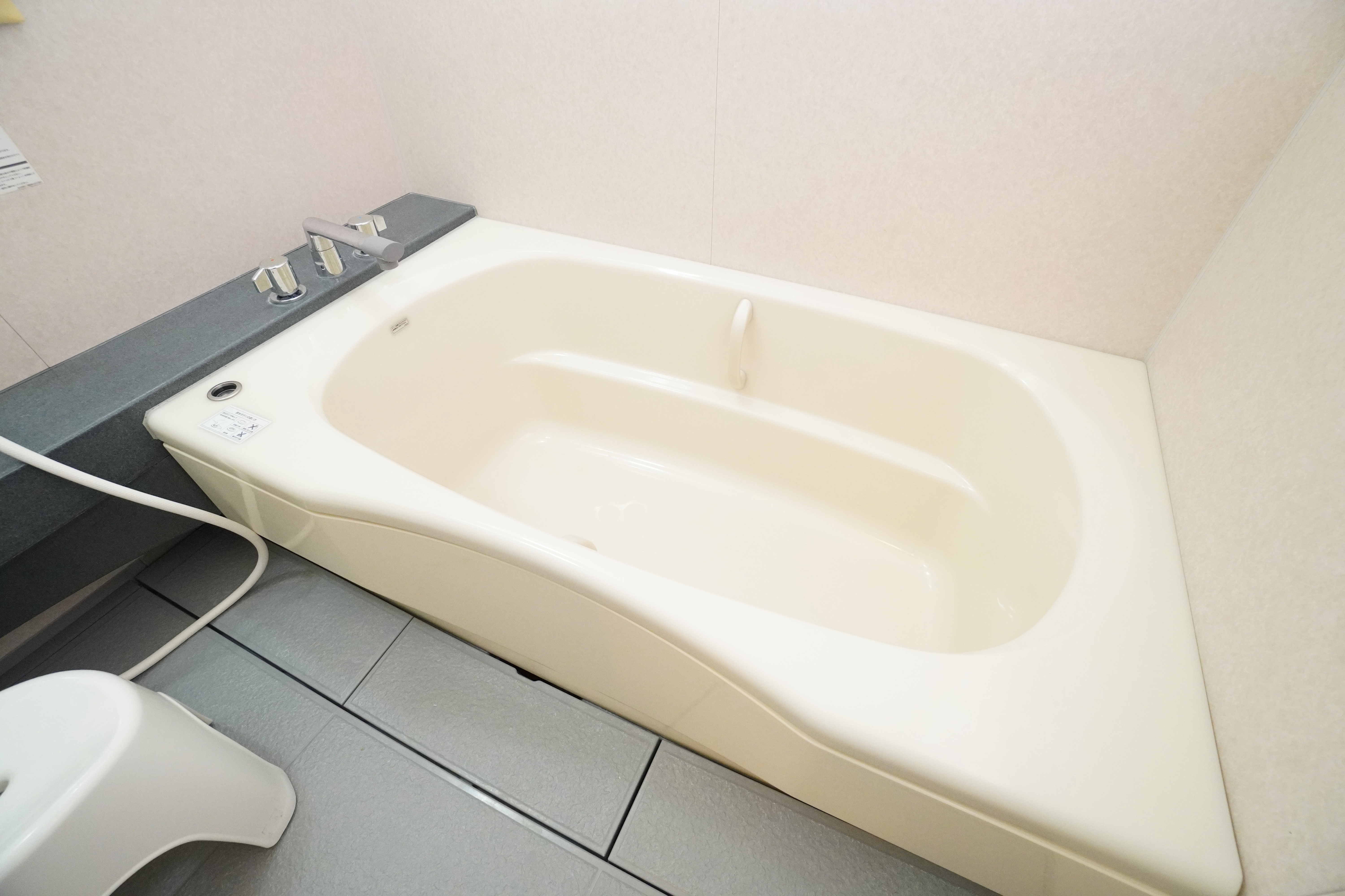 標高1000メートルのためシャワーの水圧は弱めと感じられるかもしれませんが、ご了承ください。