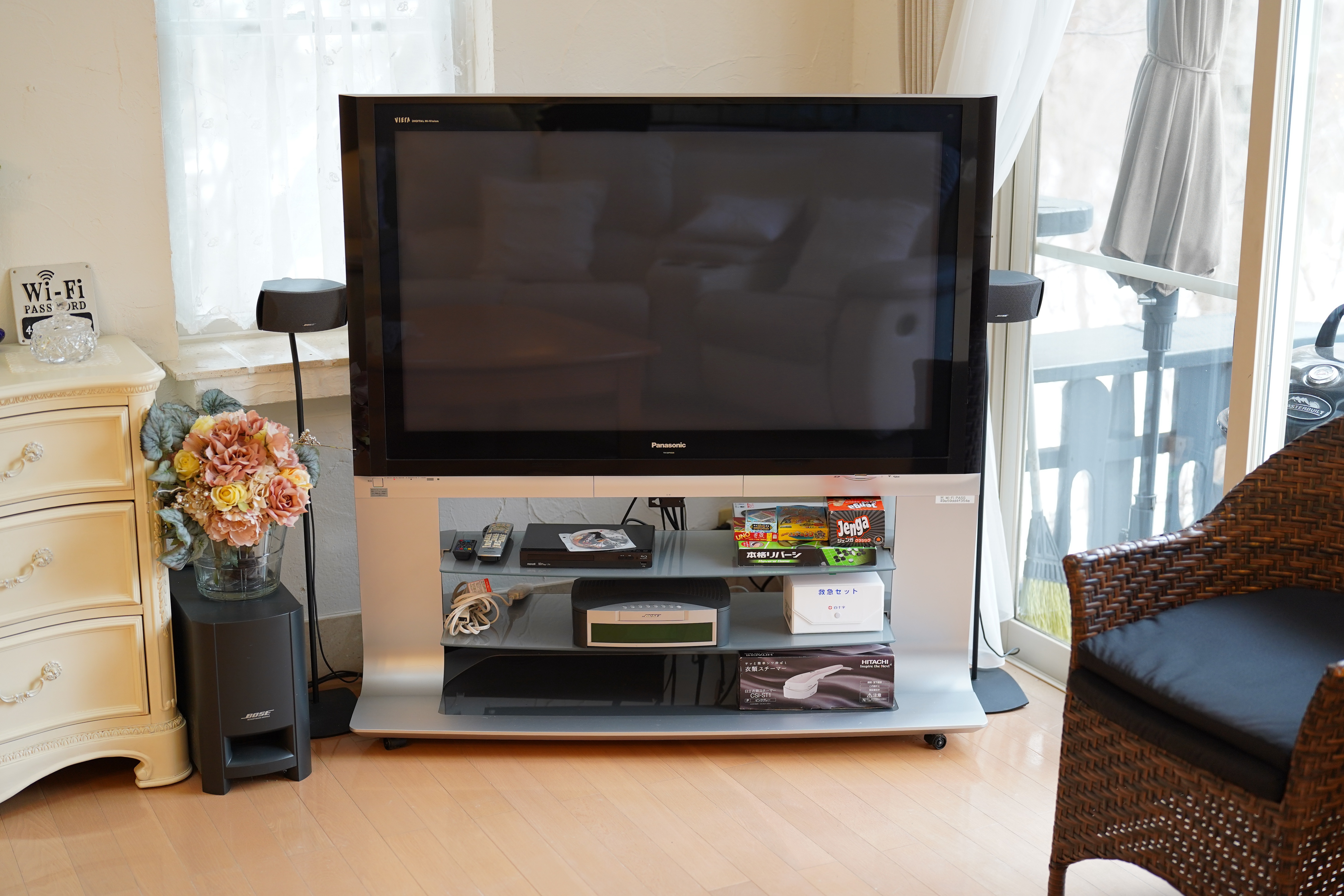 リビングのテレビ、ブルーレイプレーヤー、米ボーズ社のステレオ、各種ボードゲームも用意しています。