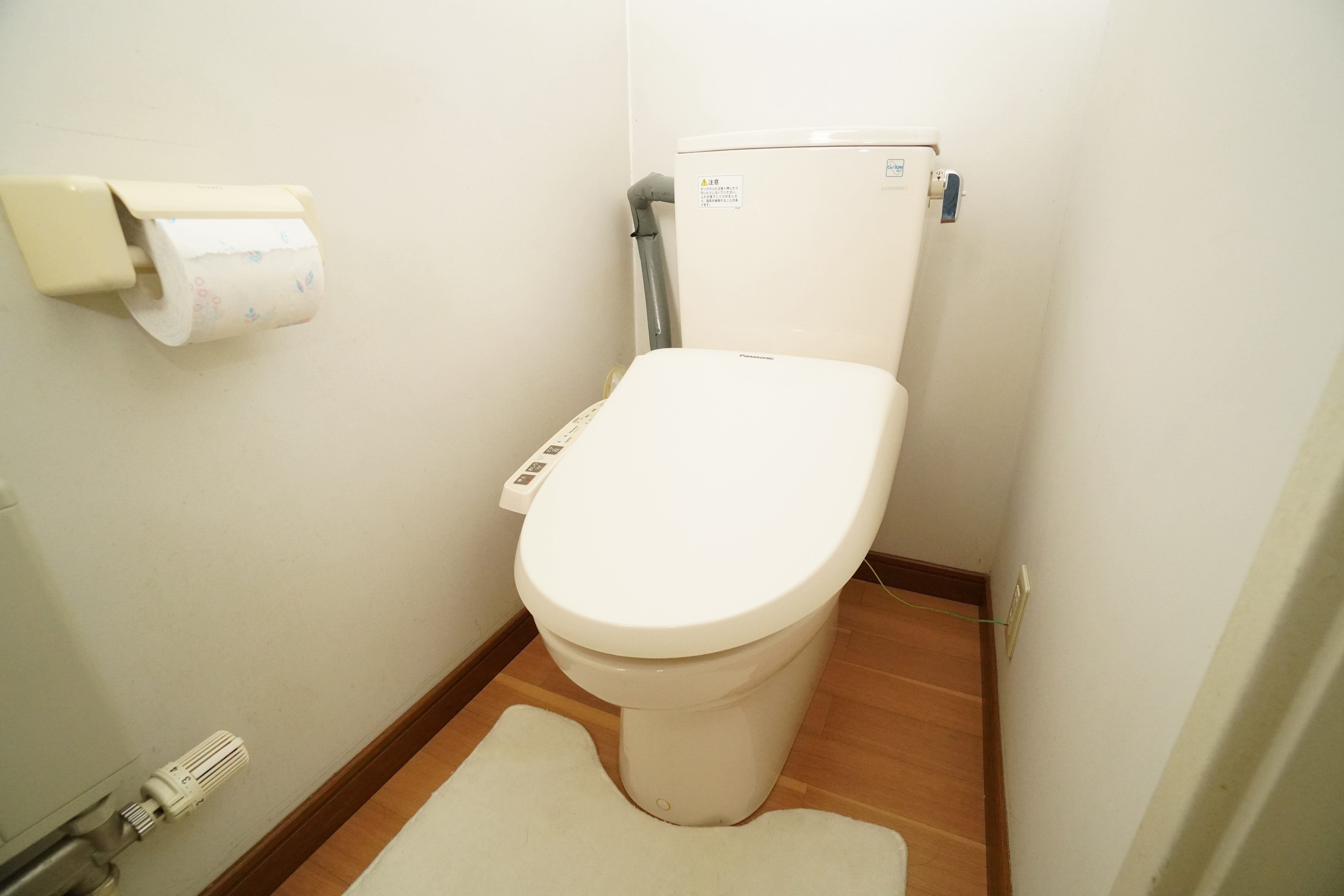 １階のトイレは洗浄機能付きです。２階にもトイレがあります。