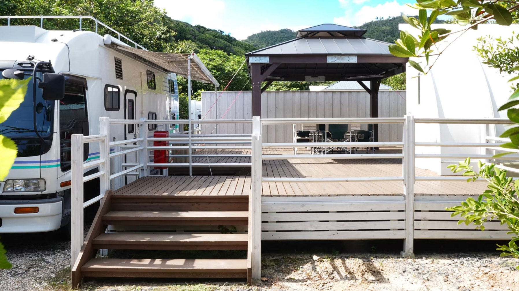 【１棟貸し】トレーラー特大　（朝食付き）天然温泉・サウナ・屋外プール終日利用OK!無料駐車場完備