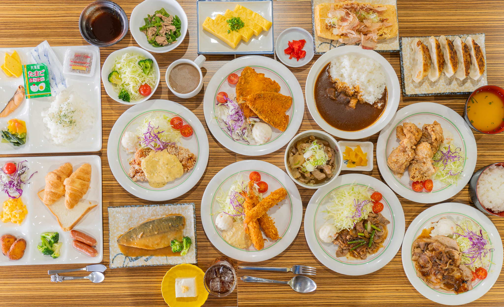レストラン。朝食、昼食、夕食、レストラン営業しております。どなたでもご利用いただけます。ご利用の際はレストランで食券をお買い求めください。