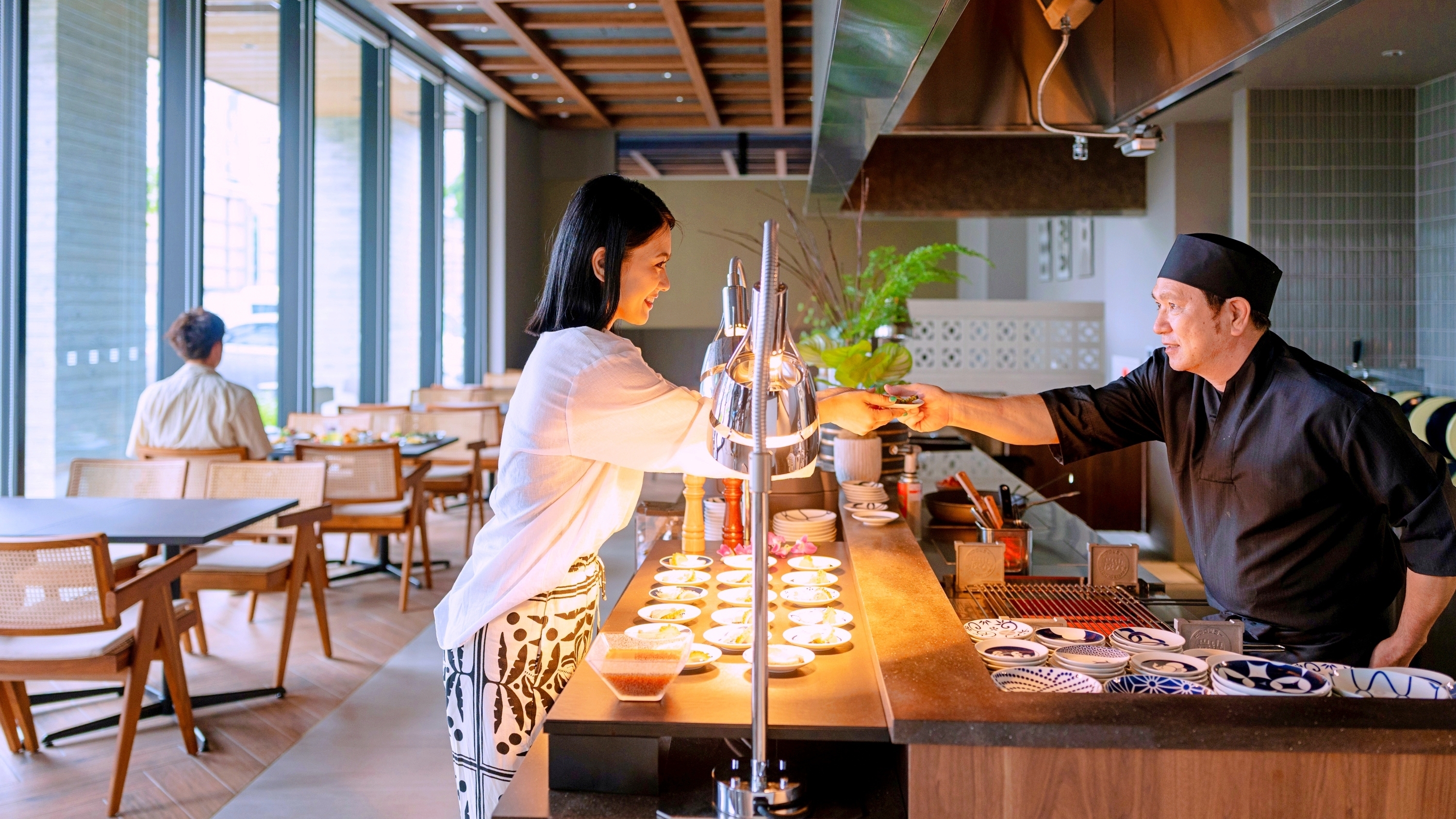 シェフが目の前で調理する日替わりのライブキッチンも魅力