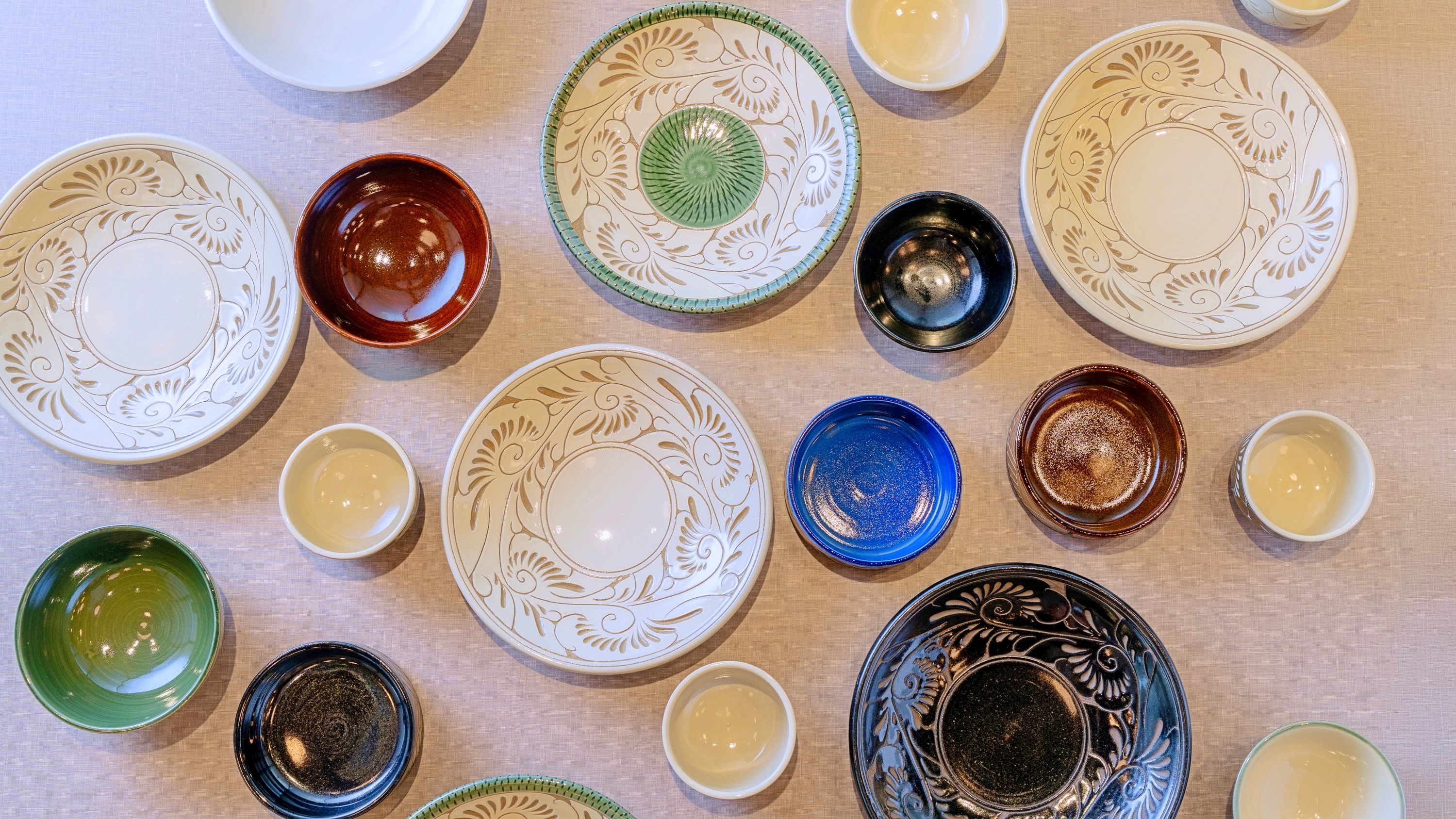 朝食　沖縄伝統の陶器「やちむん」を使用。