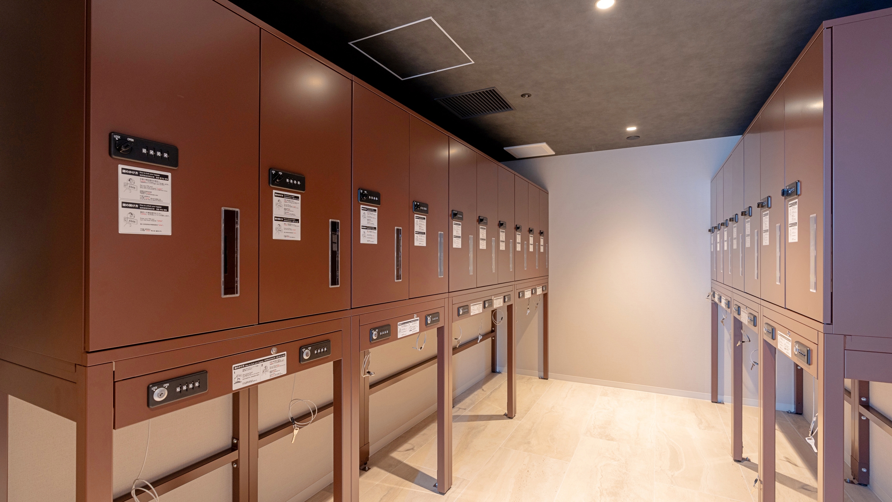 17階　セルフロッカー　スーツケースも預かり可（当日のみ）