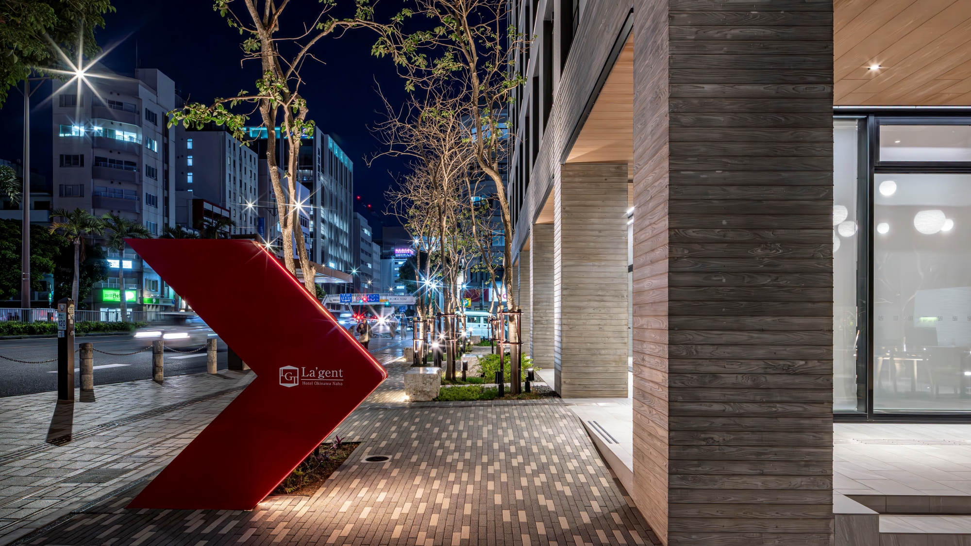 目印の赤い矢印看板