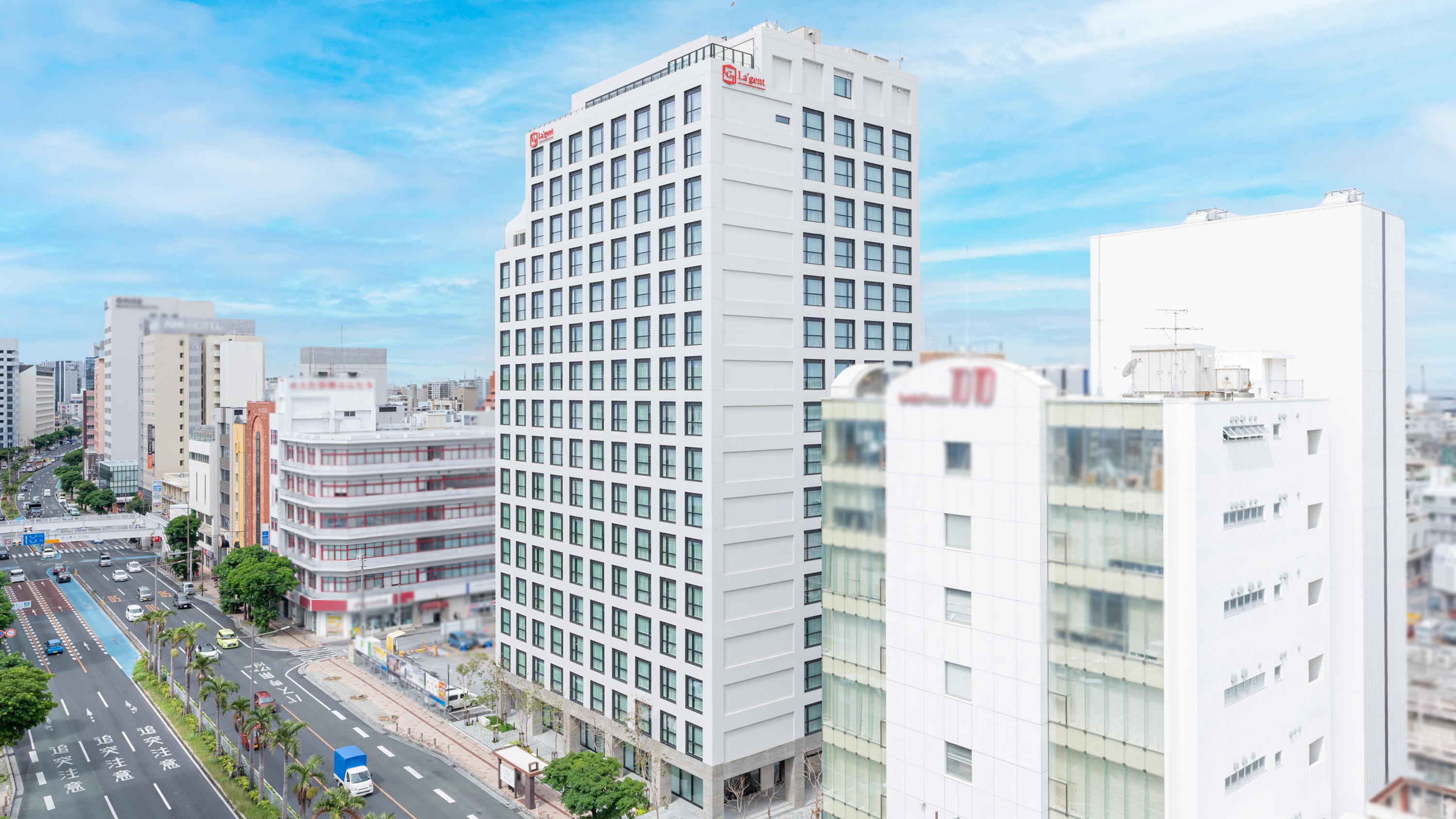 国道58号線沿い。17階建てのアーバンリゾートホテル。
