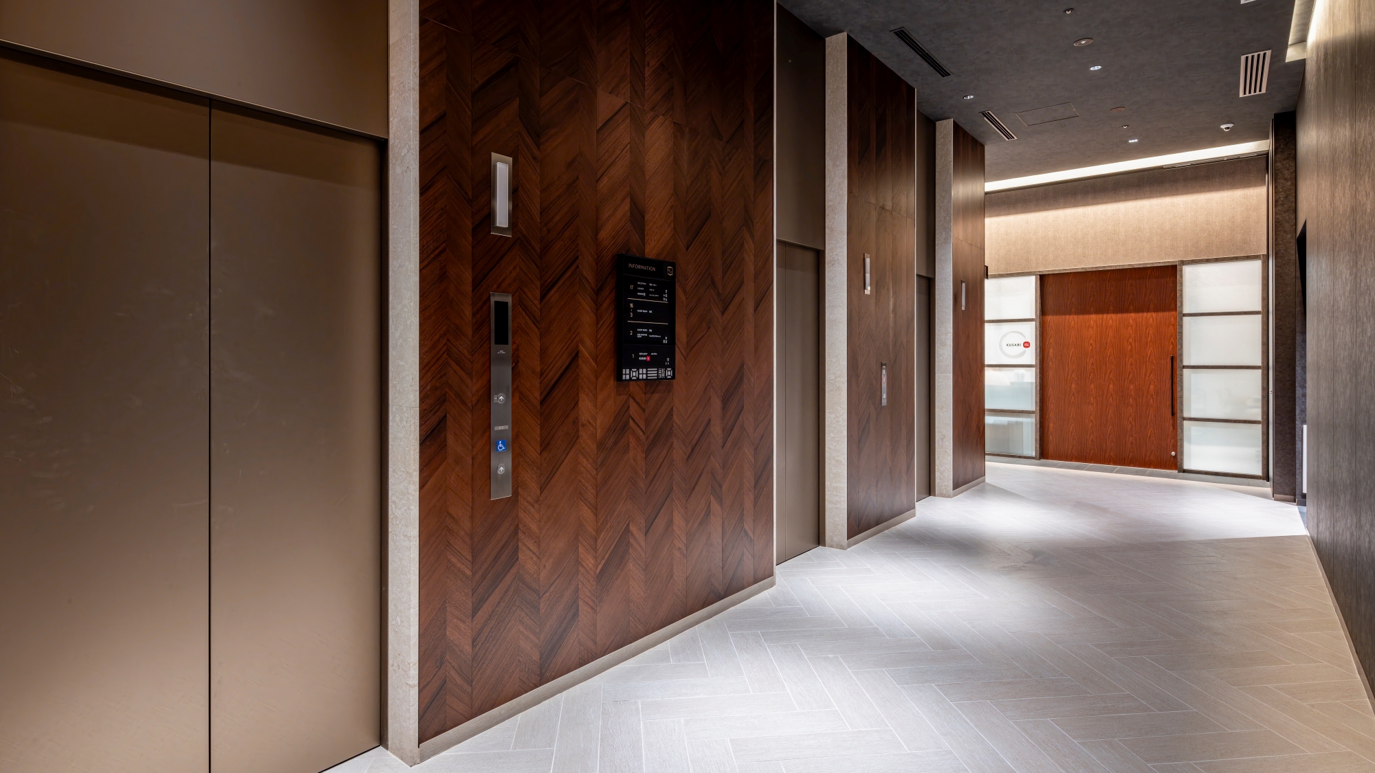 1階エレベーターホール。17階にてチェックインいたします。