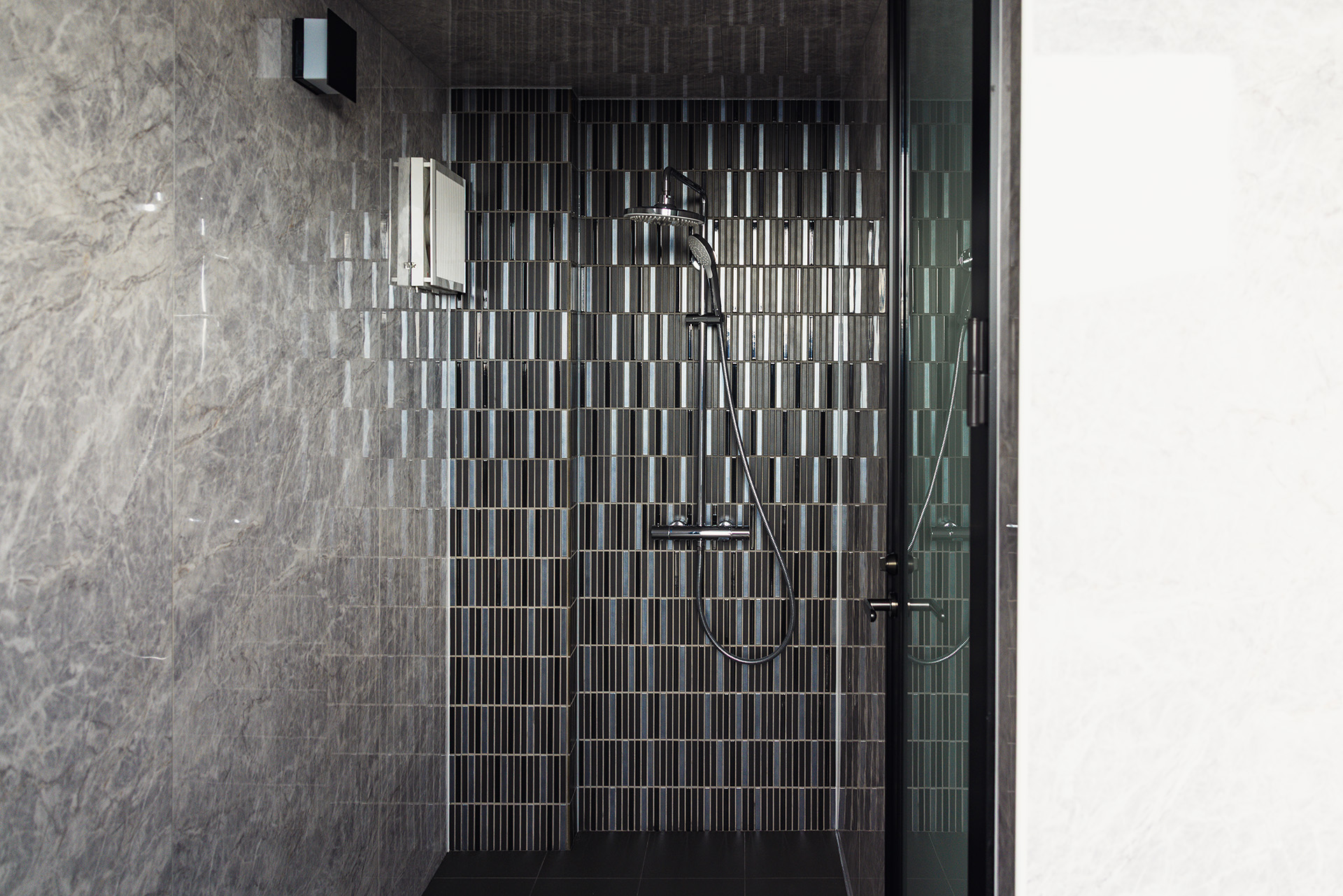 クイーンベッドルーム　シャワールーム