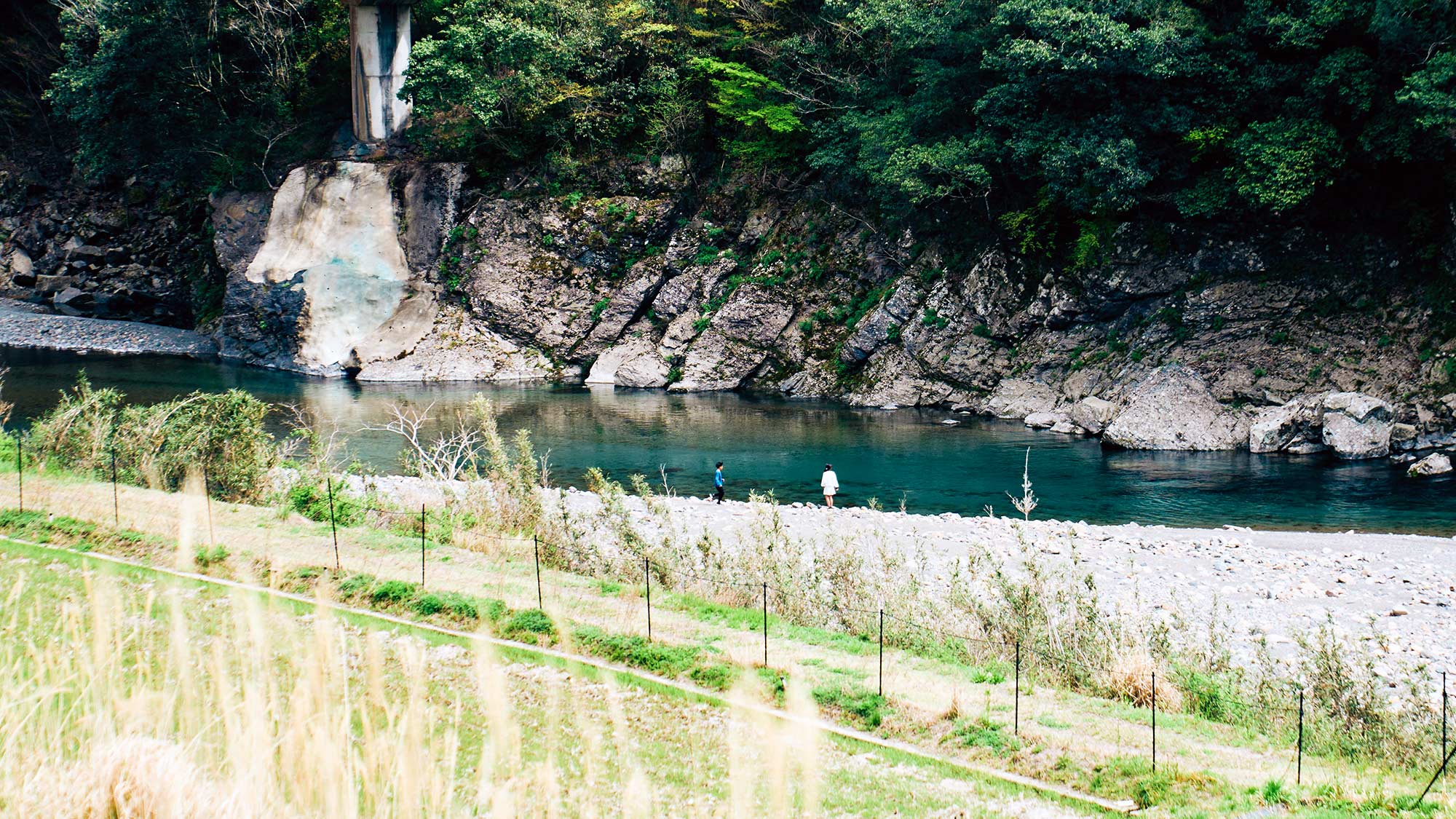 ・【周辺】一ッ瀬川のせせらぎと山々が奏でる癒しの景色