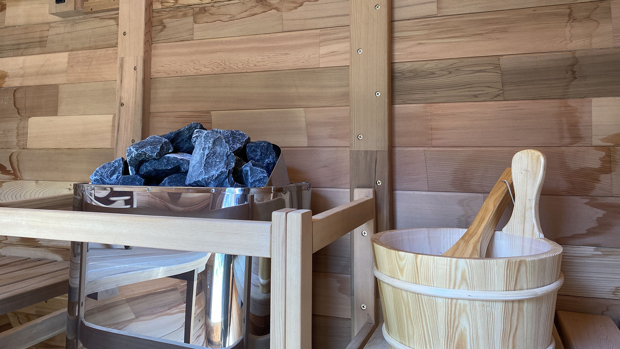 ・【バレルサウナ】セルフロウリュで発汗！本格バレルサウナ