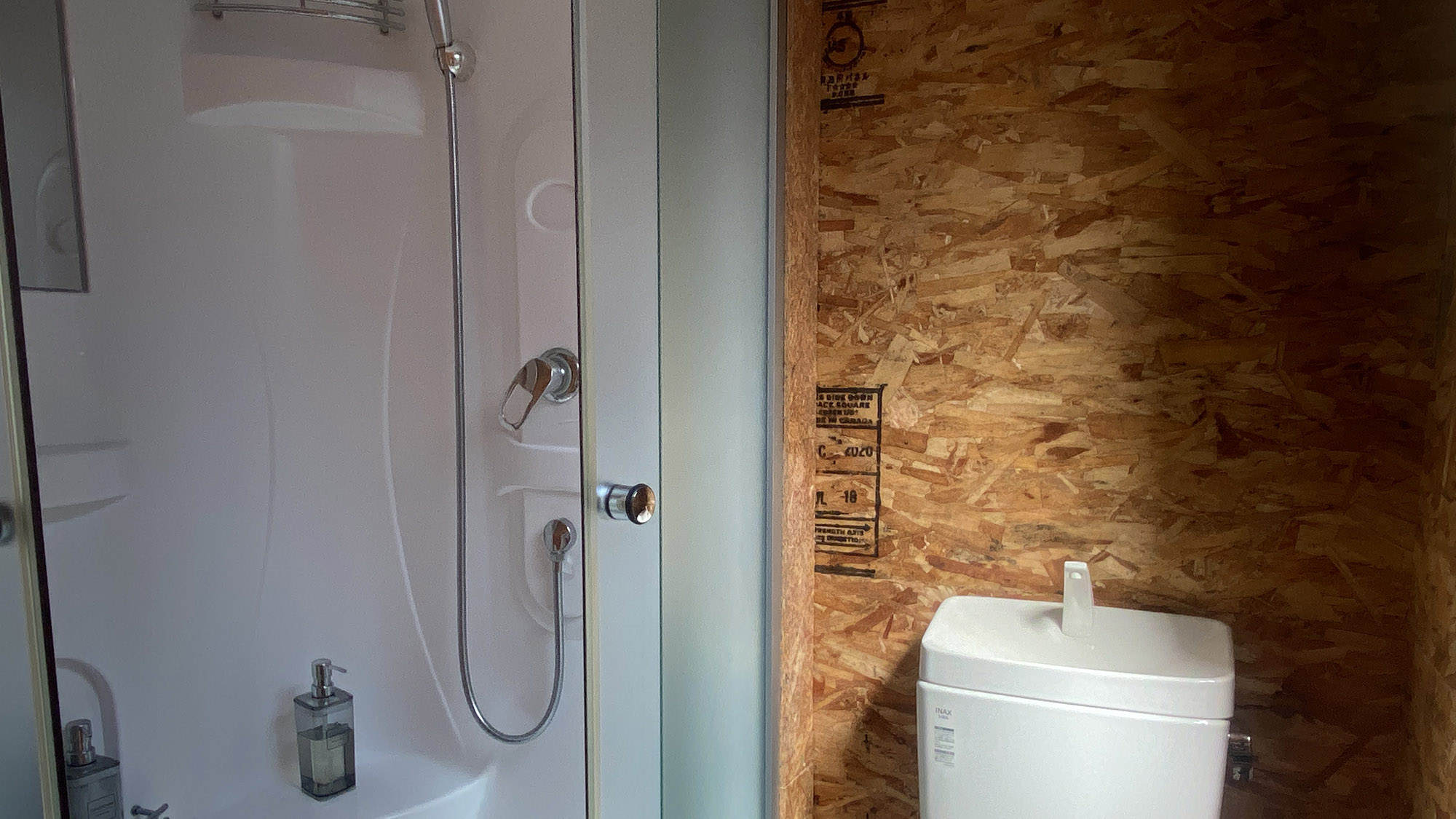 ・【シャワールーム】サウナ中も後も安心！トイレ付シャワー（共用）